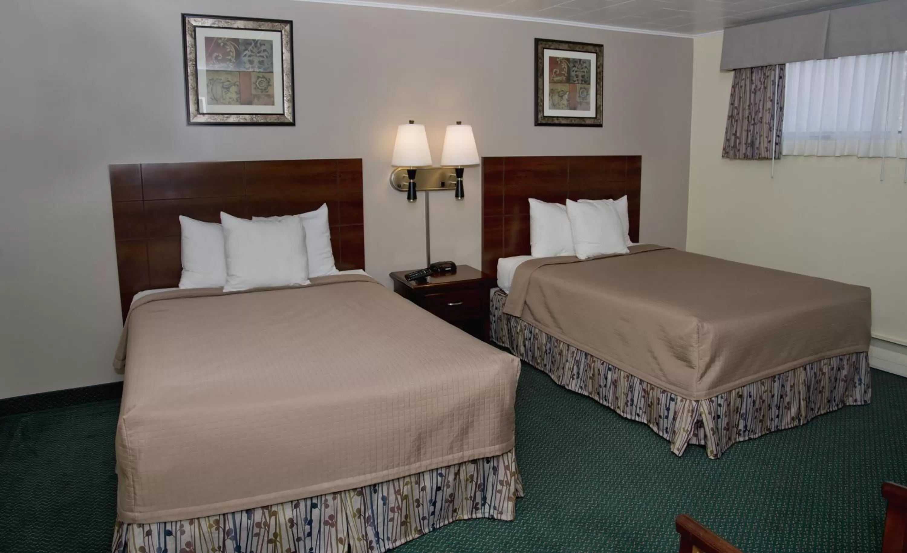 Bedroom, Bed in Travelers Inn