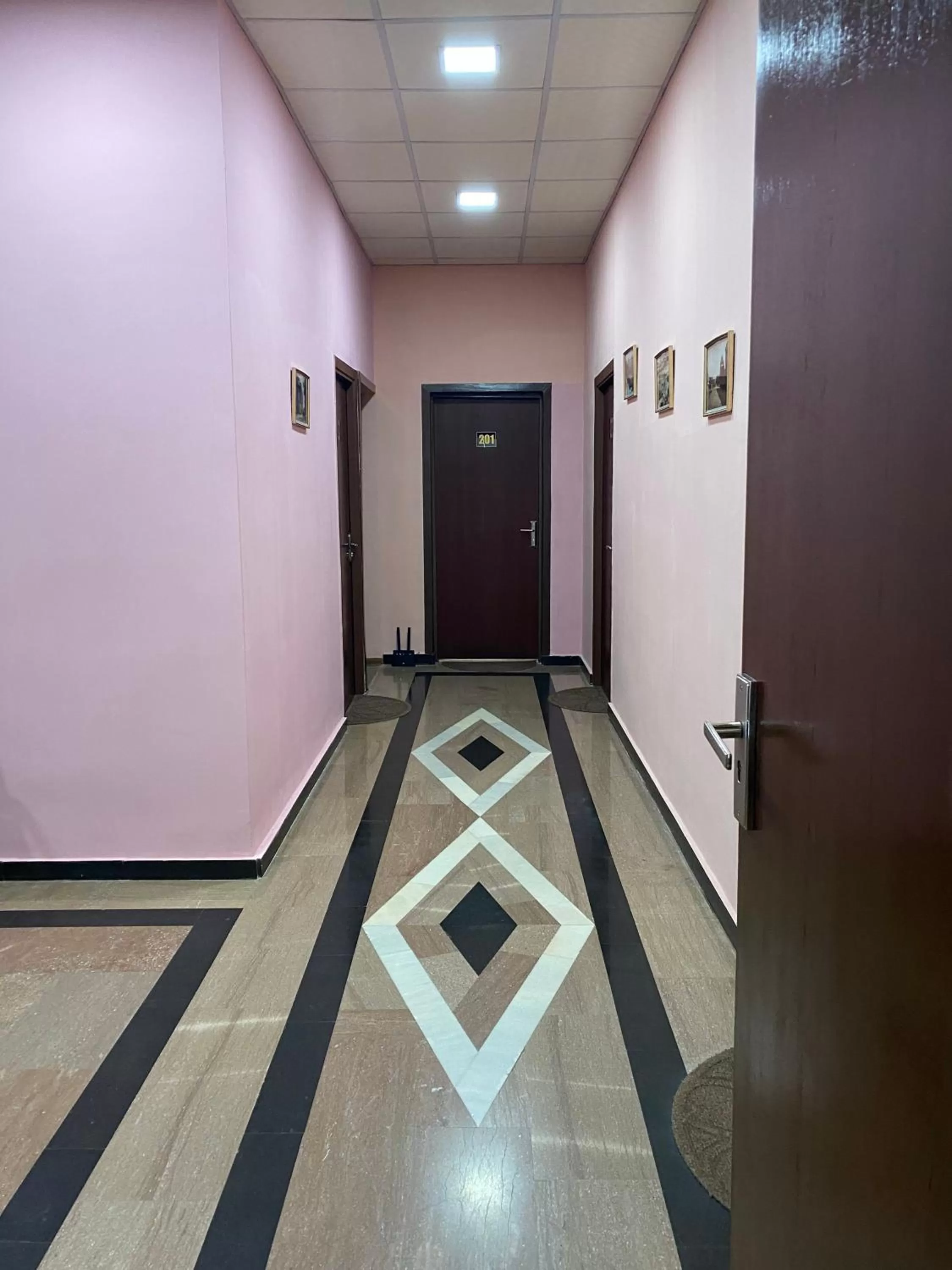 Facade/entrance, TV/Entertainment Center in Elkoaparthotel