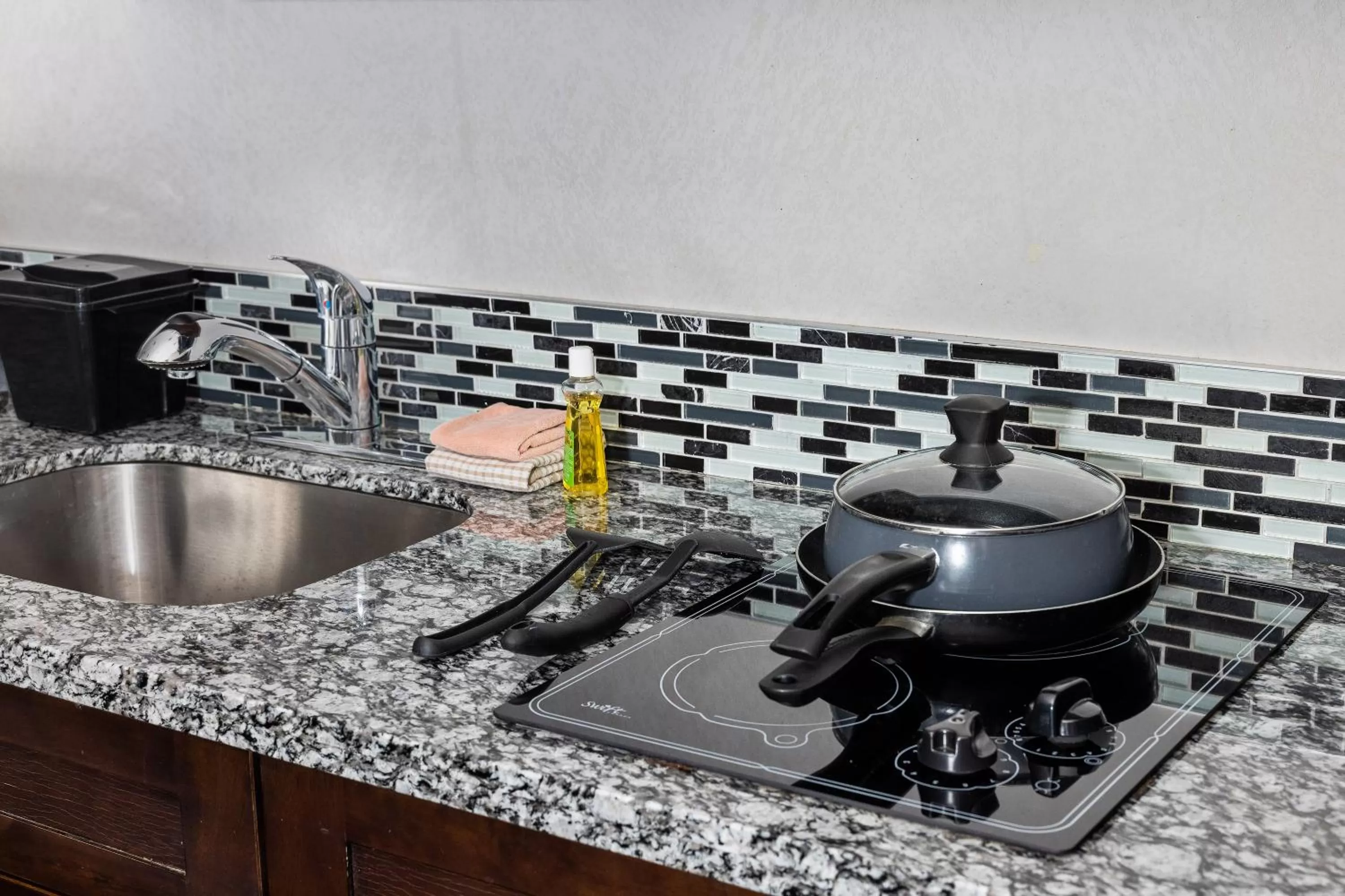 Kitchen or kitchenette in Home Inn & Suites Yorkton