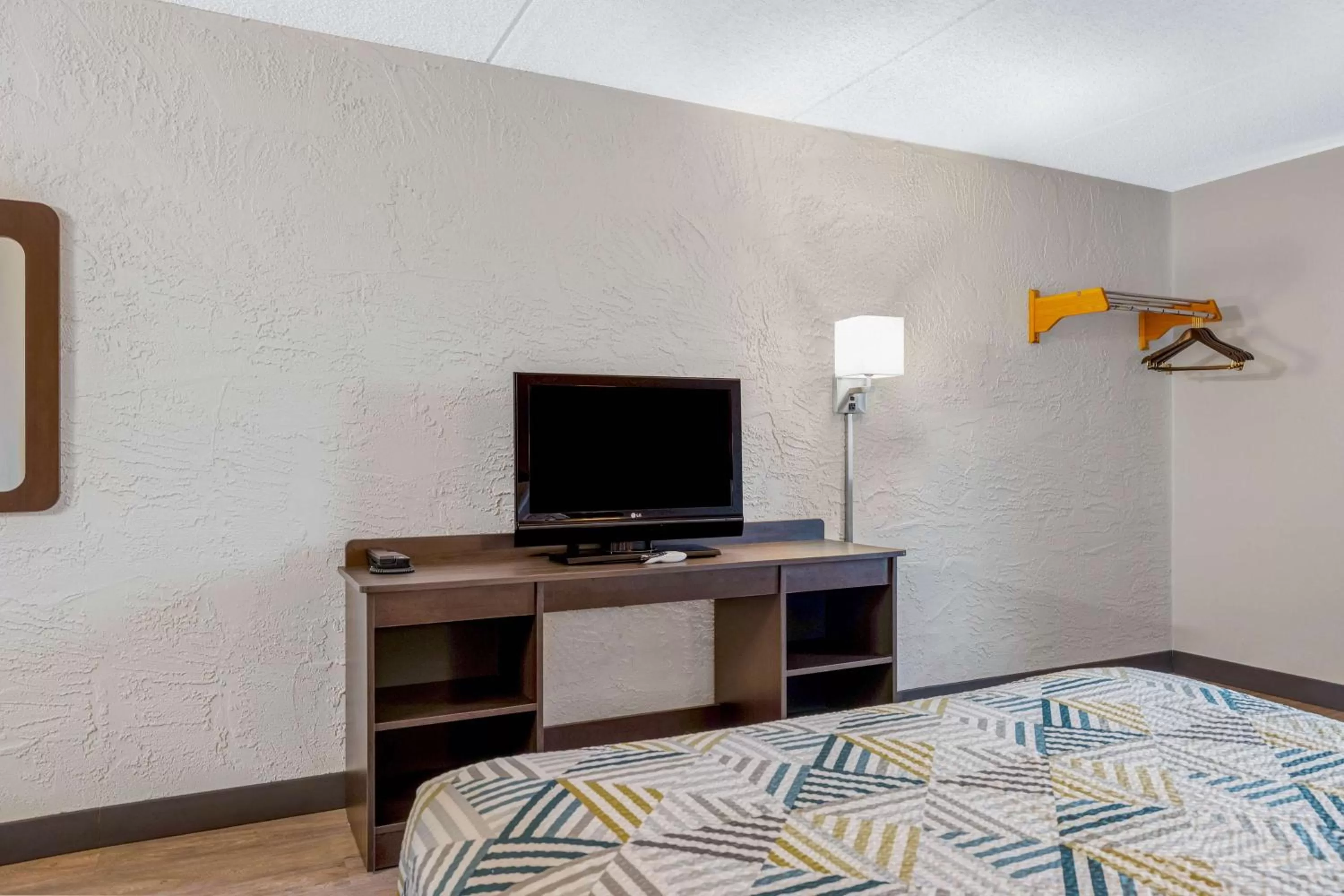 Bedroom, Bed in Motel 6-Elk Grove Village, IL - O'Hare