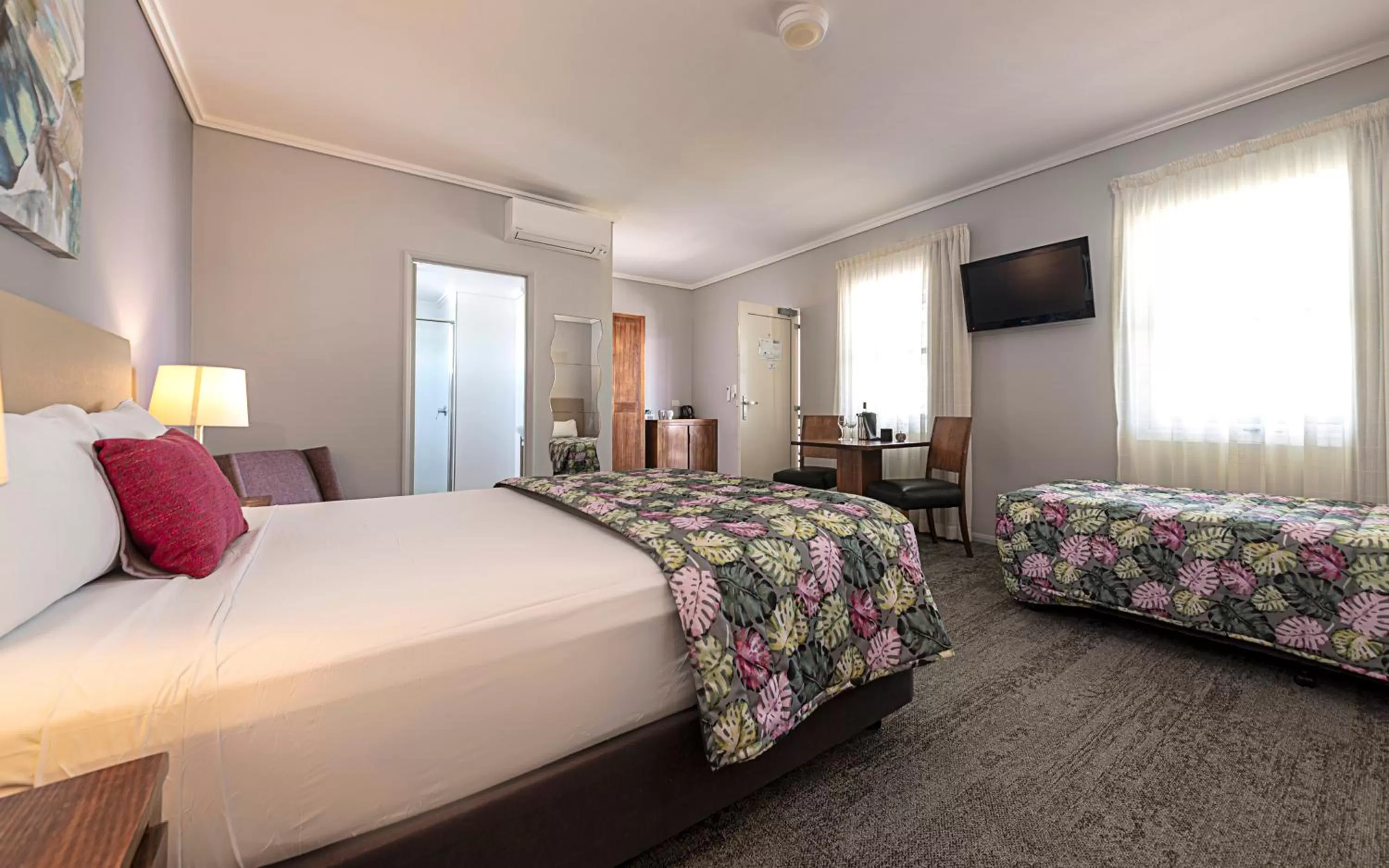 Photo of the whole room, Bed in Coachmans Inn Warwick