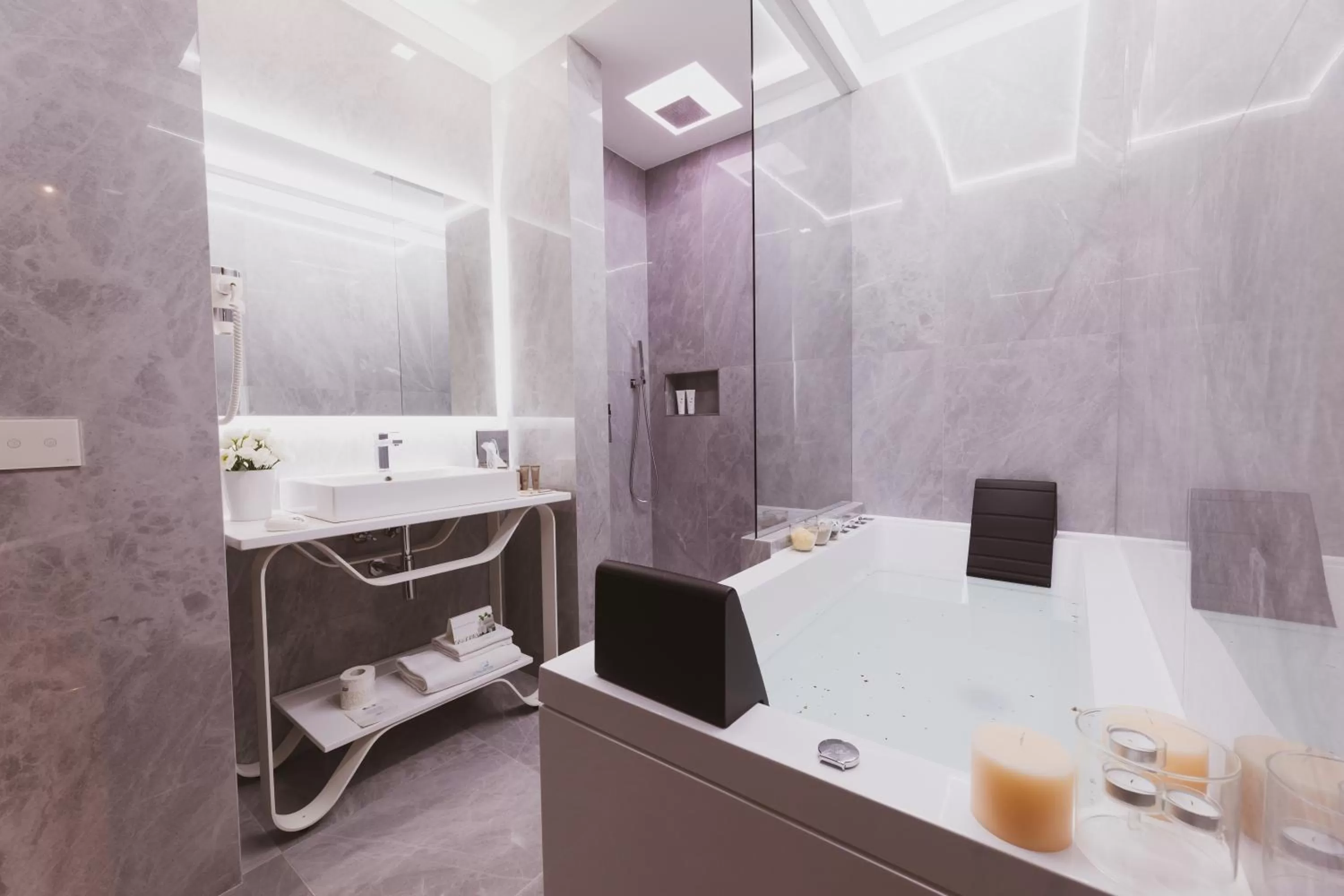 Shower in Callistos Hotel & Spa