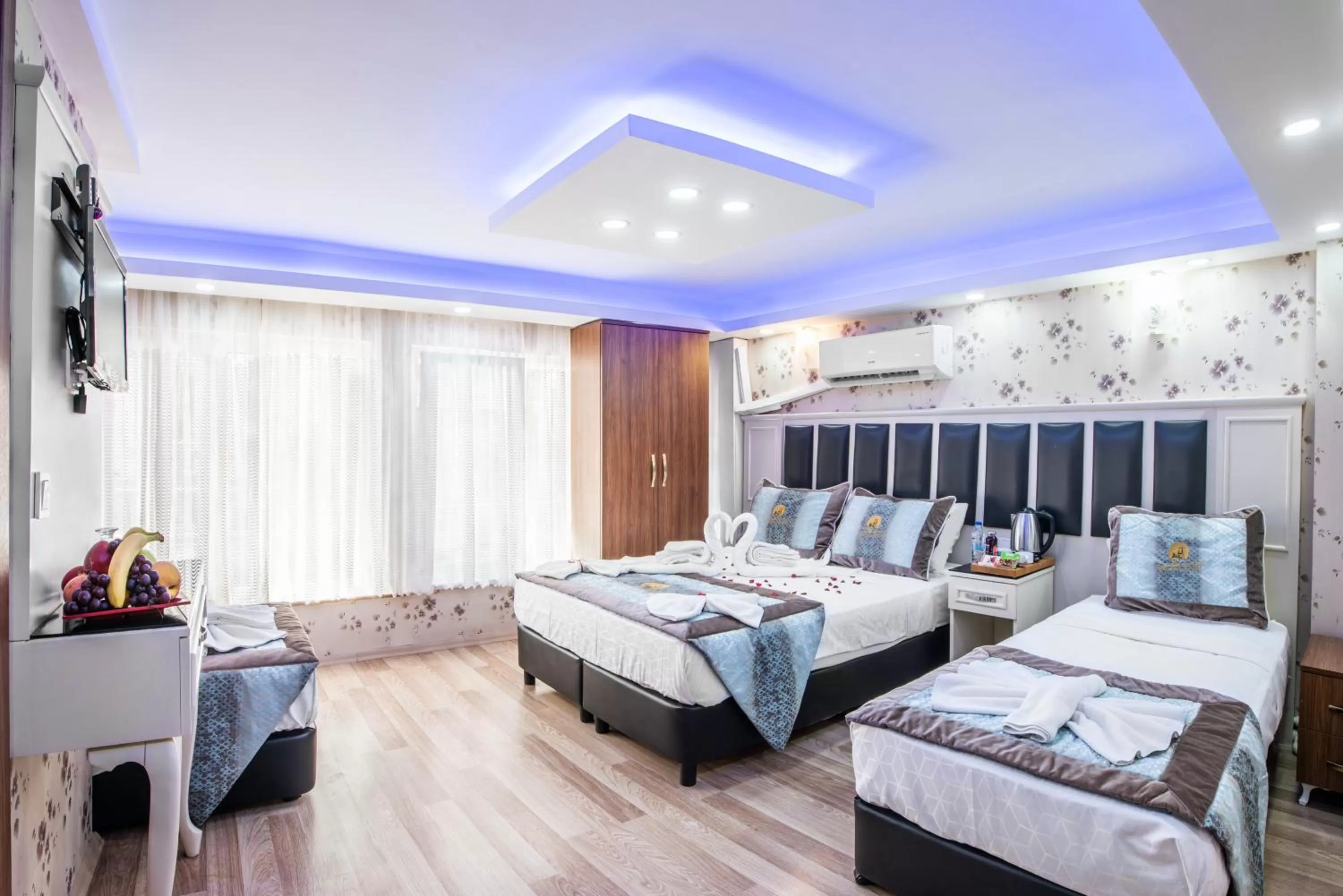 Photo of the whole room, Bed in Istanbul Sirkeci Hotel