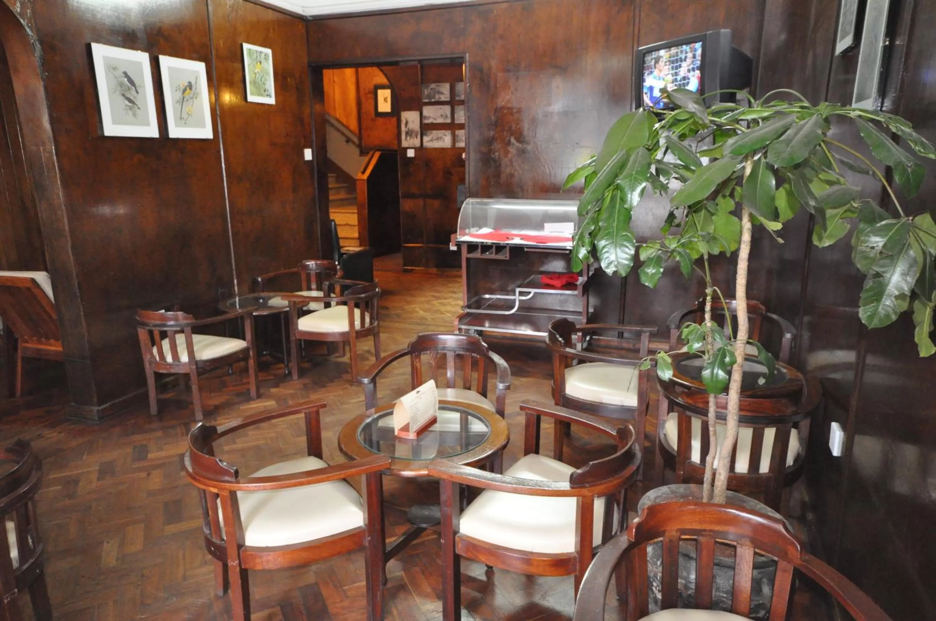 Restaurant/places to eat in The Oakwood Hotel