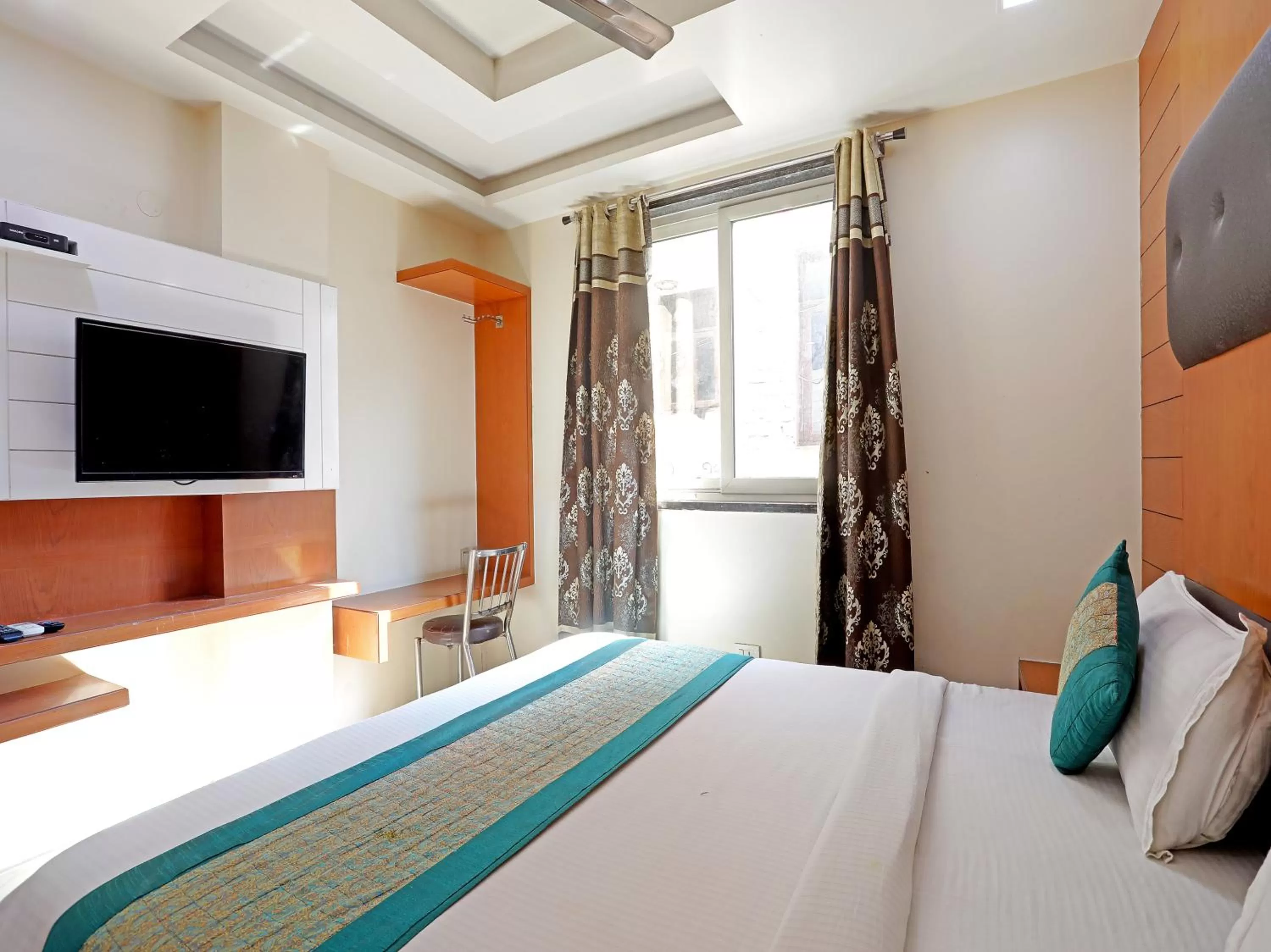 Bed in Tashkent Palace - Walk in from NDLS Station & RK Ashram Metro Station