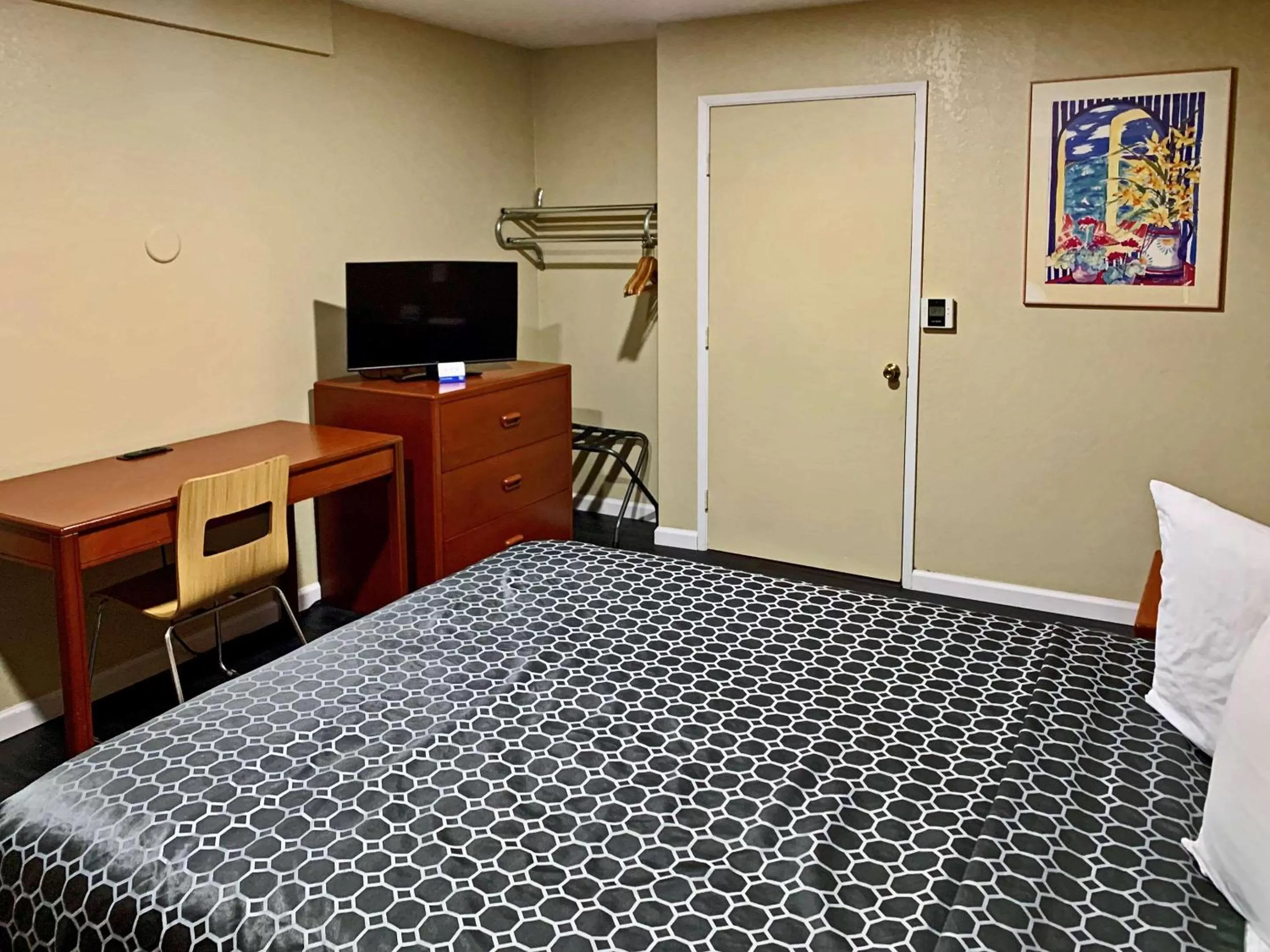 Bedroom in Rodeway Inn Sacramento-University Area