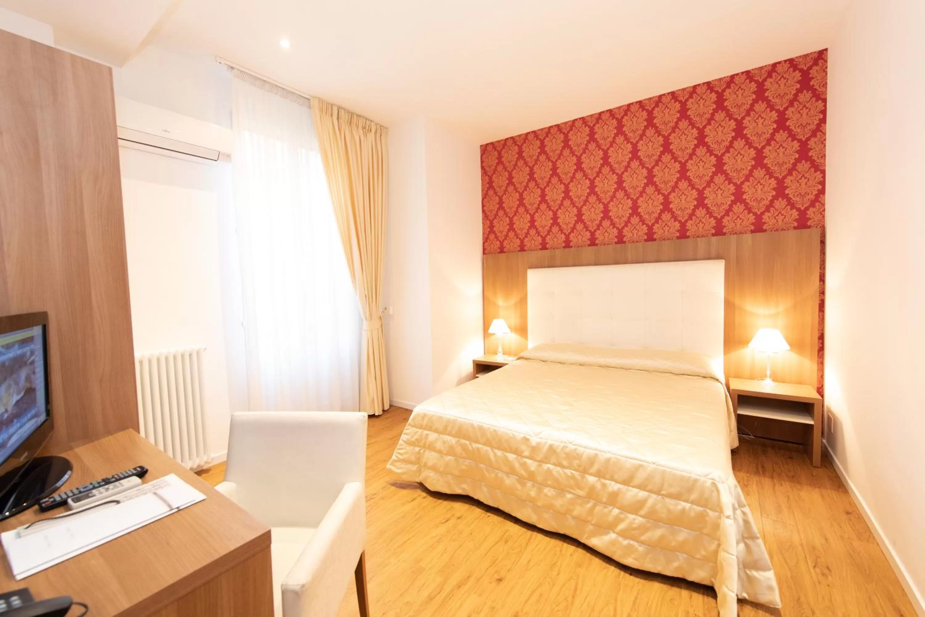 Photo of the whole room, Bed in Albergo Rossini 1936