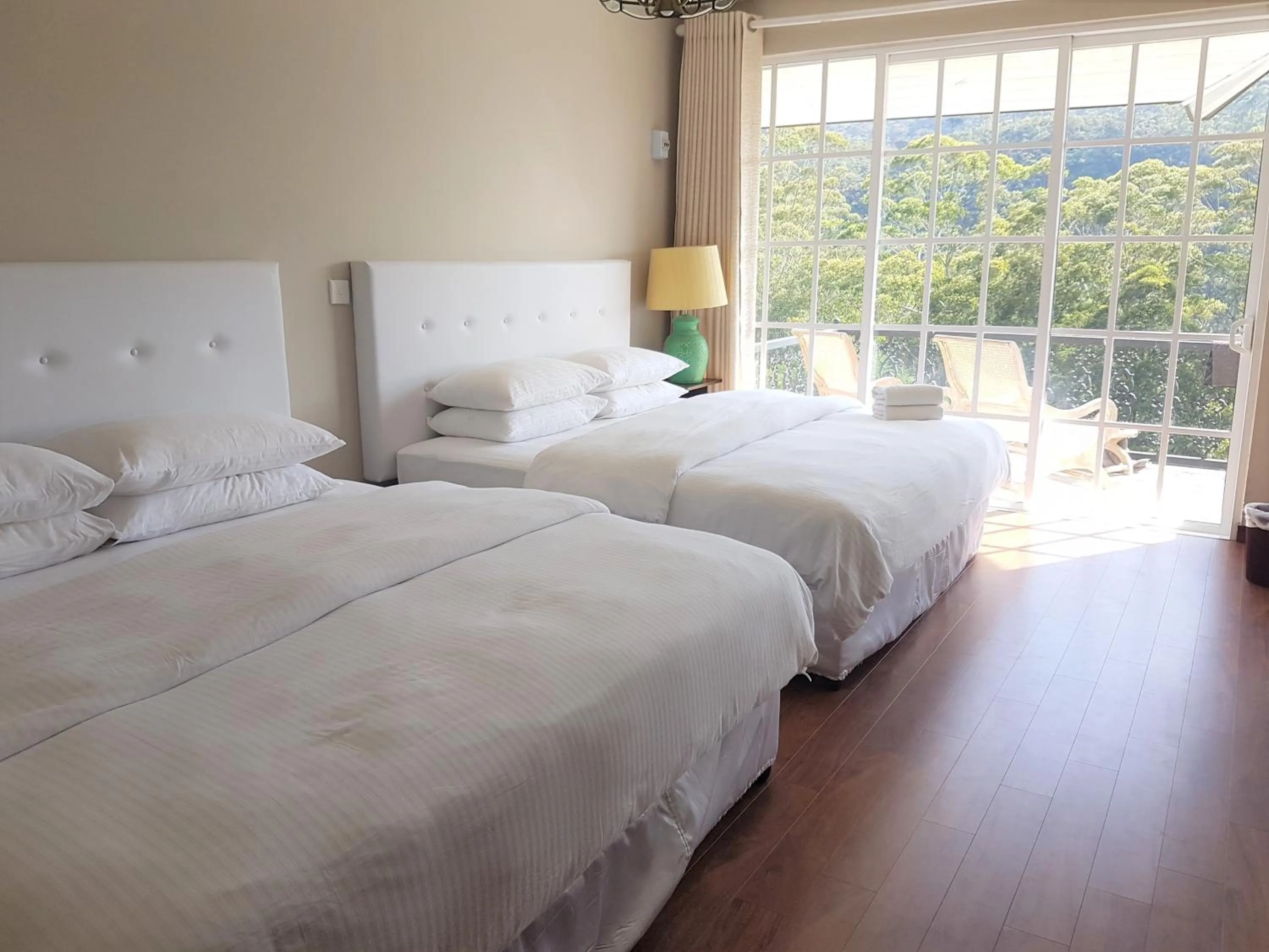 Bed in Luxe Wilderness - Private Villas, Free Breakfast, 2km from City Centre
