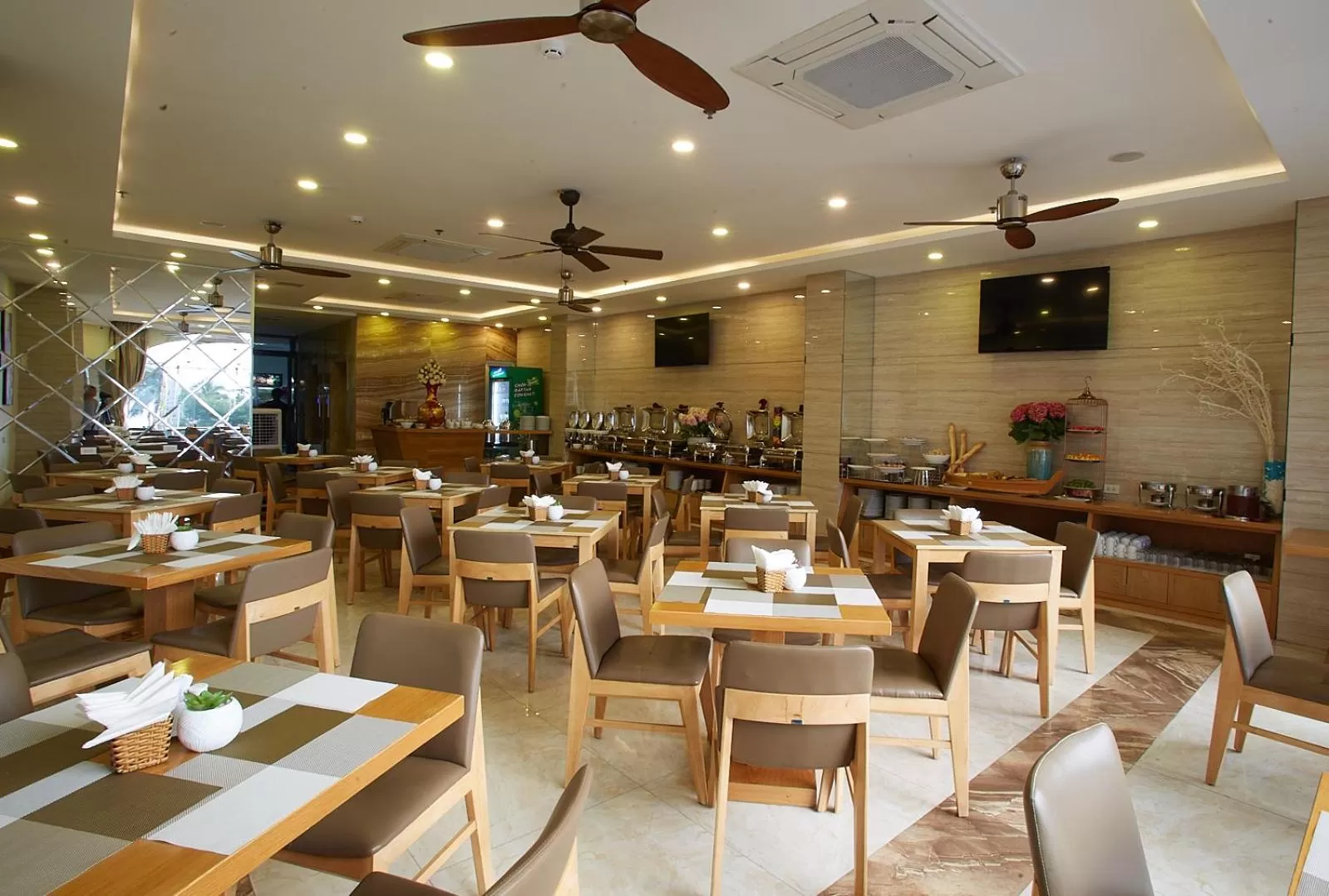 Restaurant/places to eat in Boss Hotel