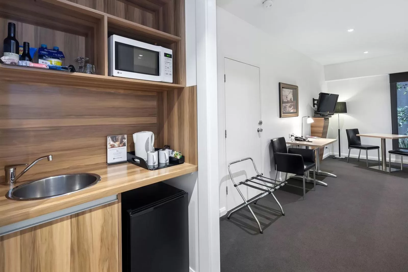 Coffee/tea facilities in Ballarat Suites