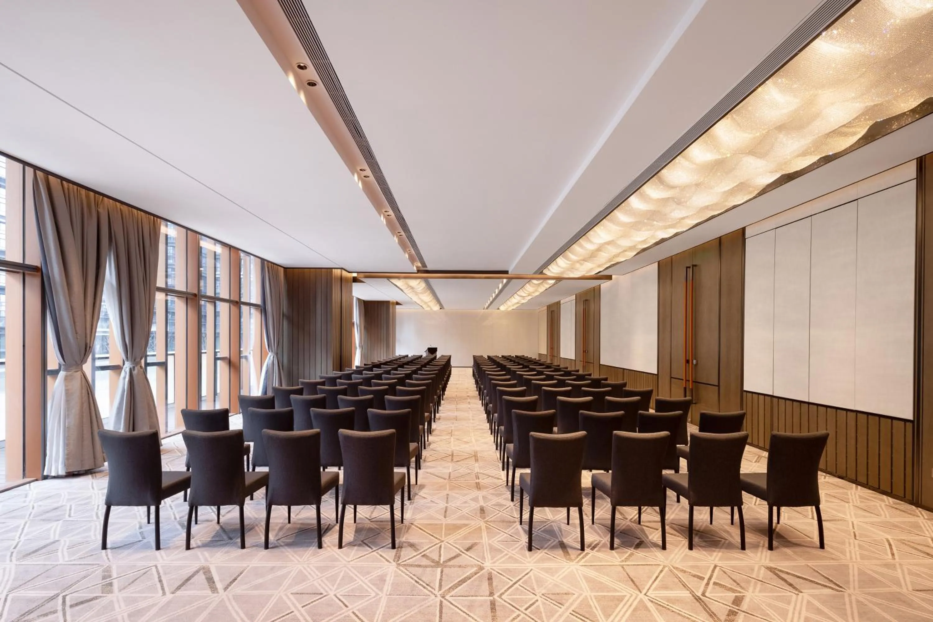 Business facilities in Crowne Plaza Qingdao Jinshui by IHG