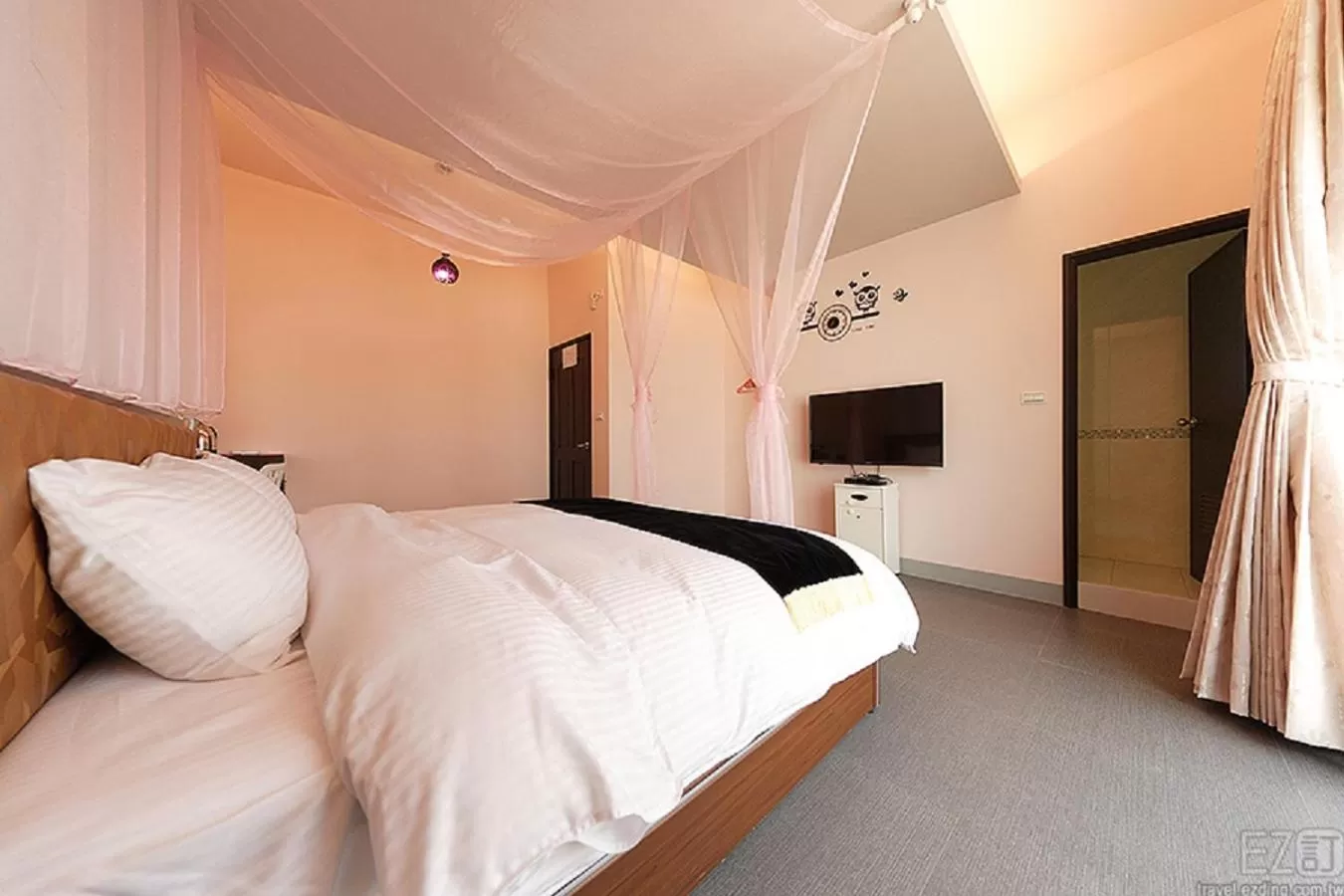 Photo of the whole room, Bed in Mirage