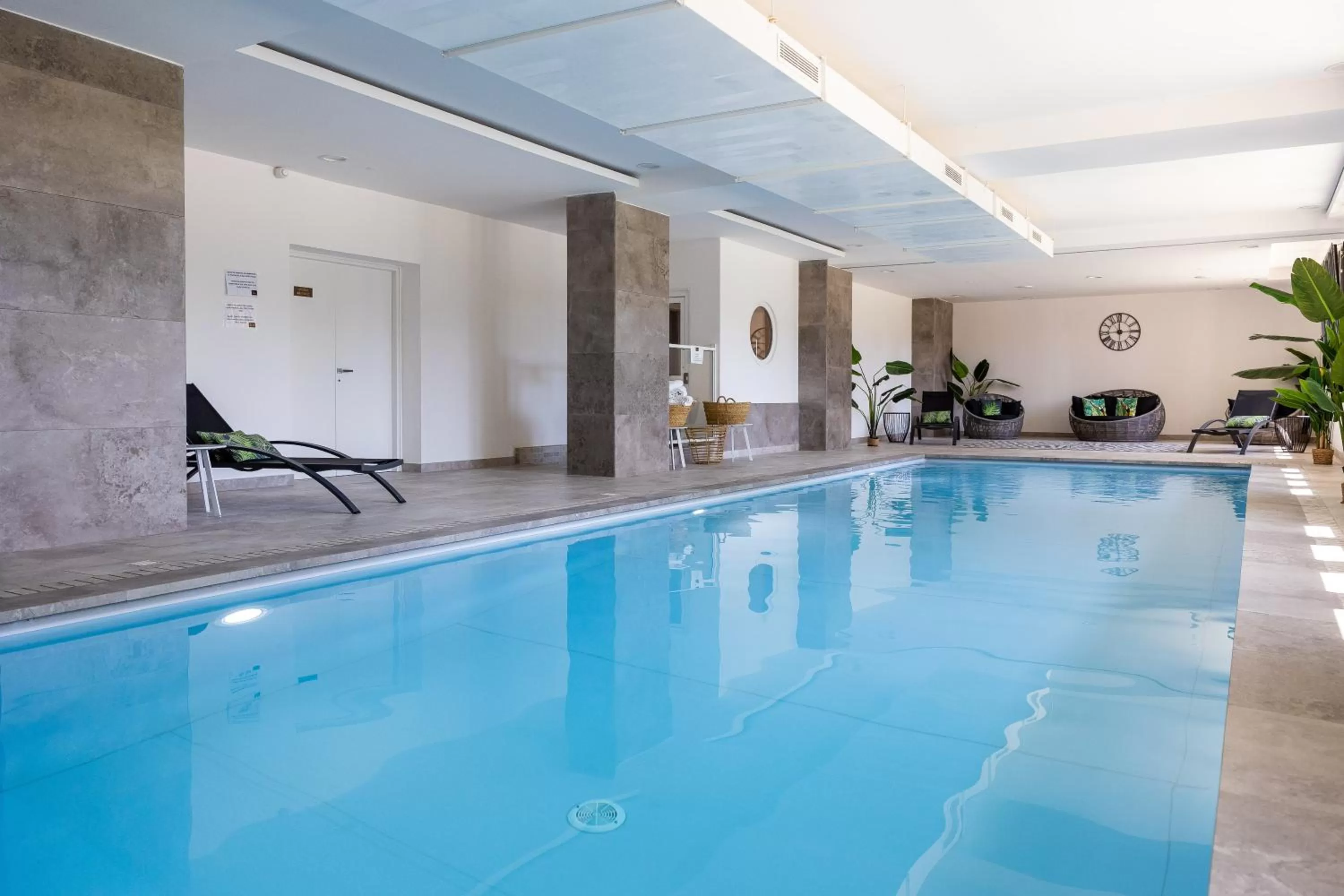 Swimming pool in Hôtel Le Bastia
