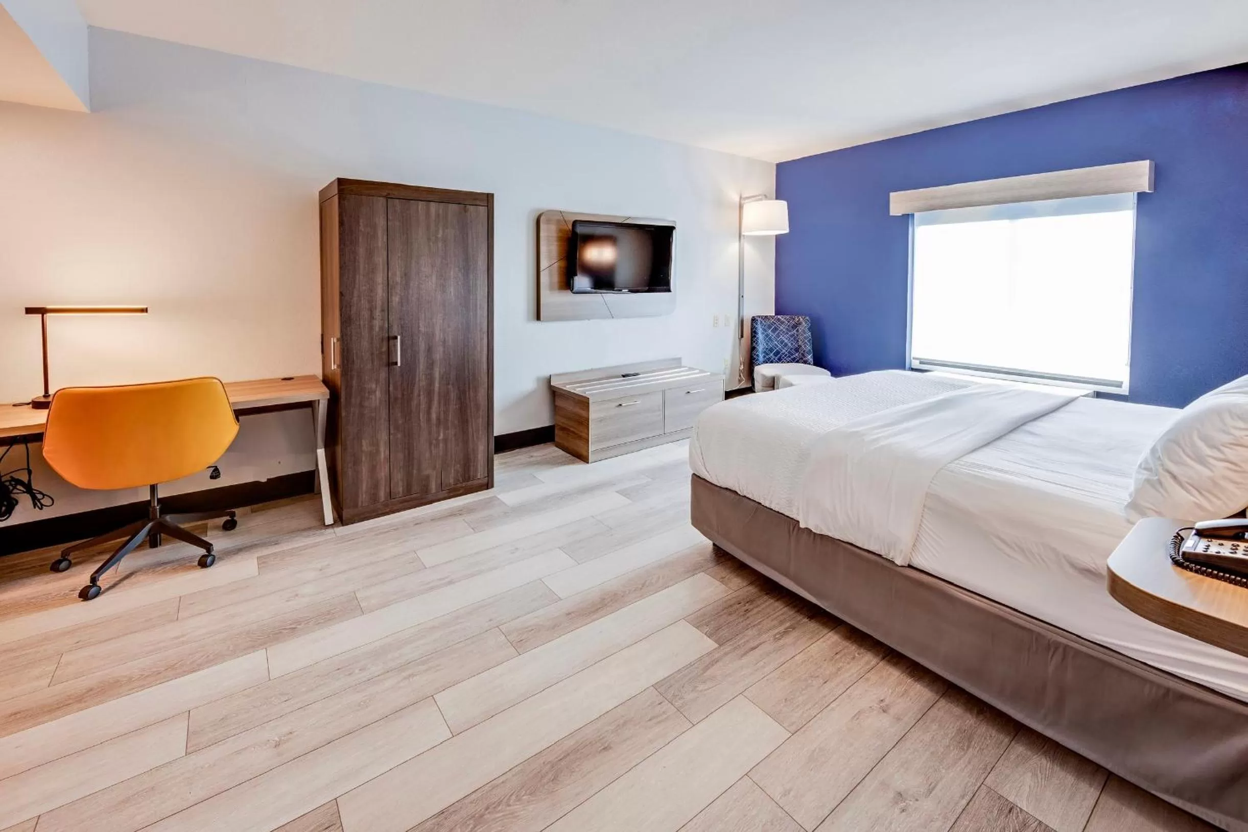 Bed in Holiday Inn Express Hotel & Suites Ohio State University- OSU Medical Center by IHG