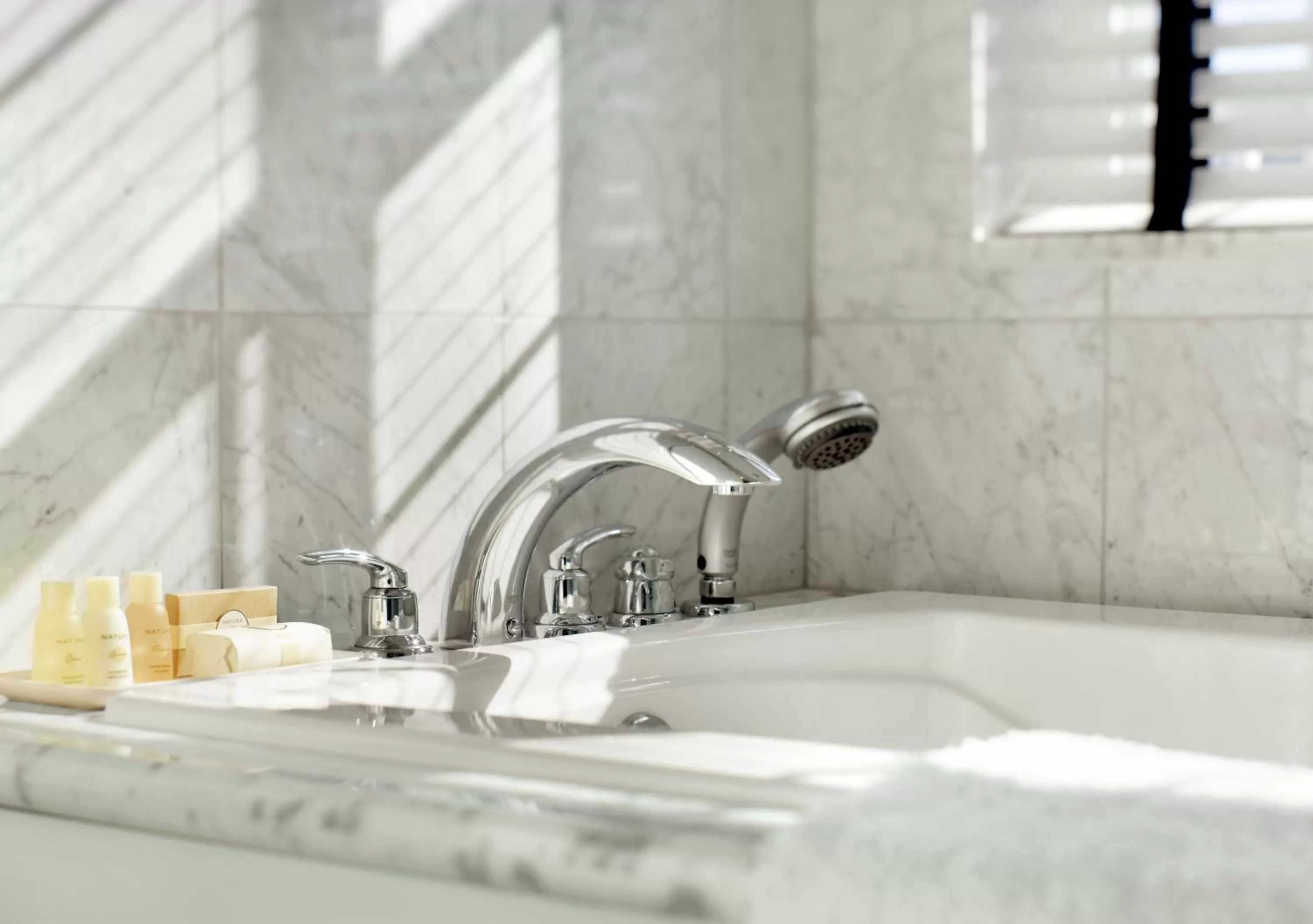 Shower in Newport Beach Hotel & Suites