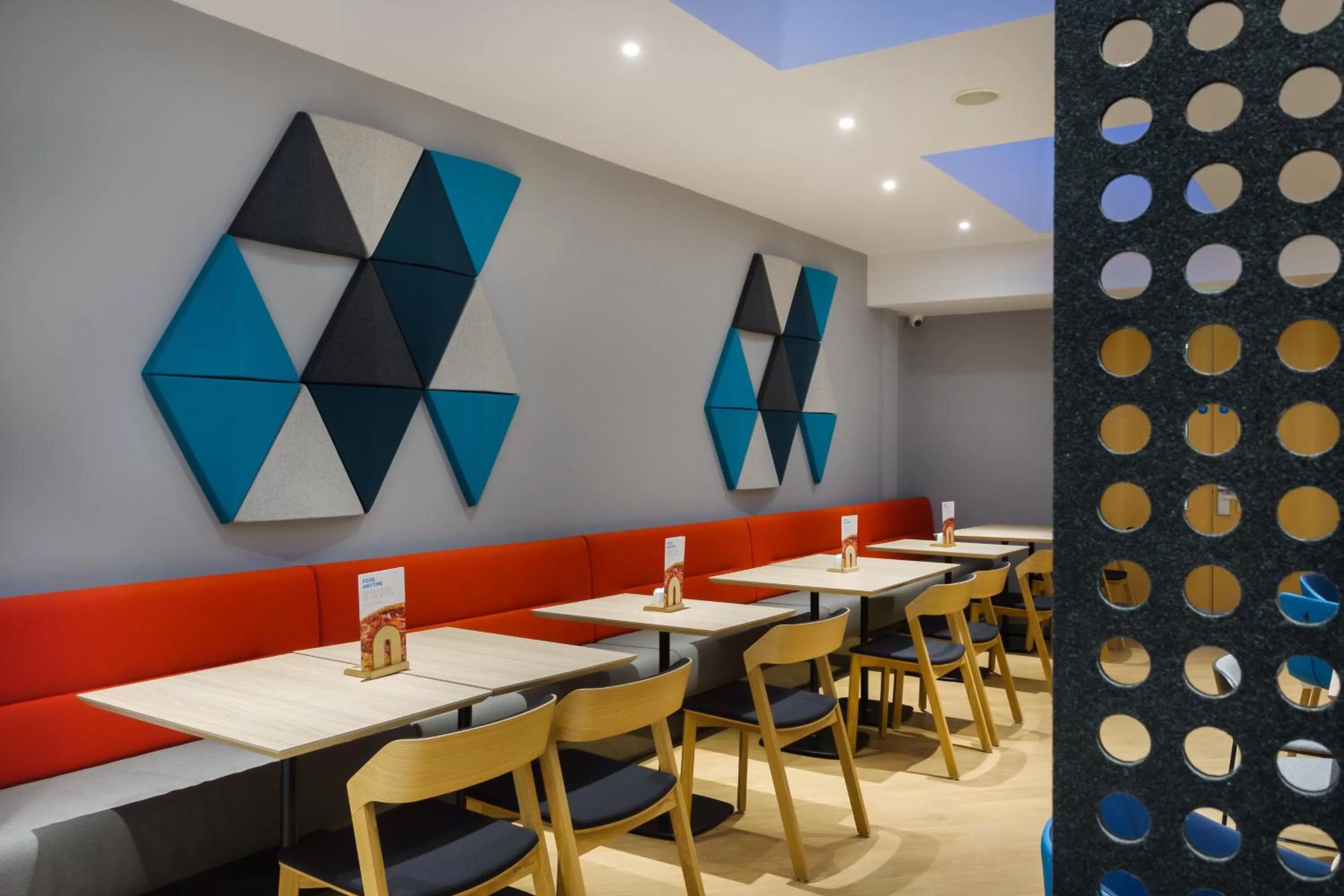 Restaurant/places to eat in Holiday Inn Express London - Watford Junction by IHG
