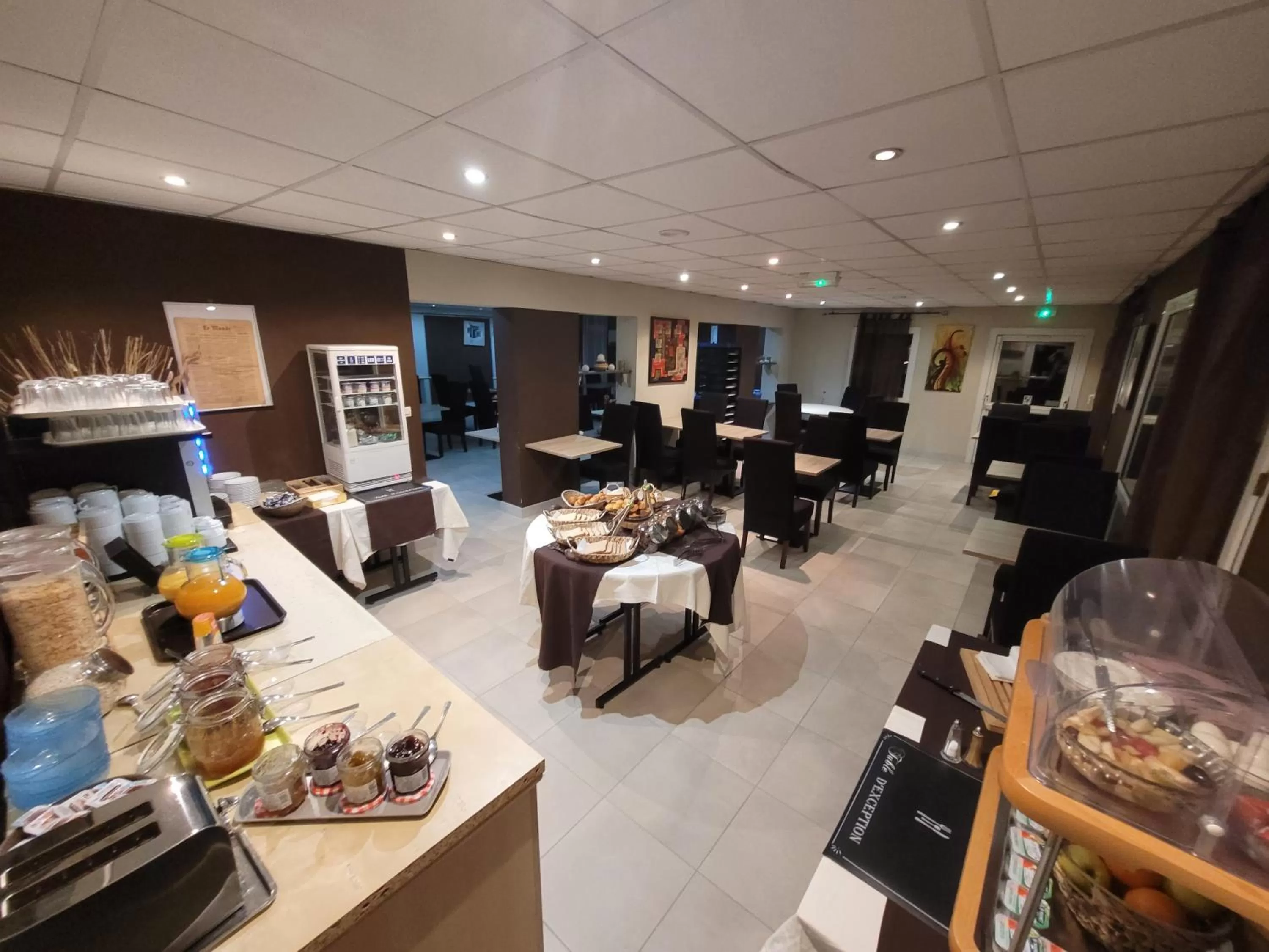 Breakfast in Hôtel Le Cosy Blois Villebarou