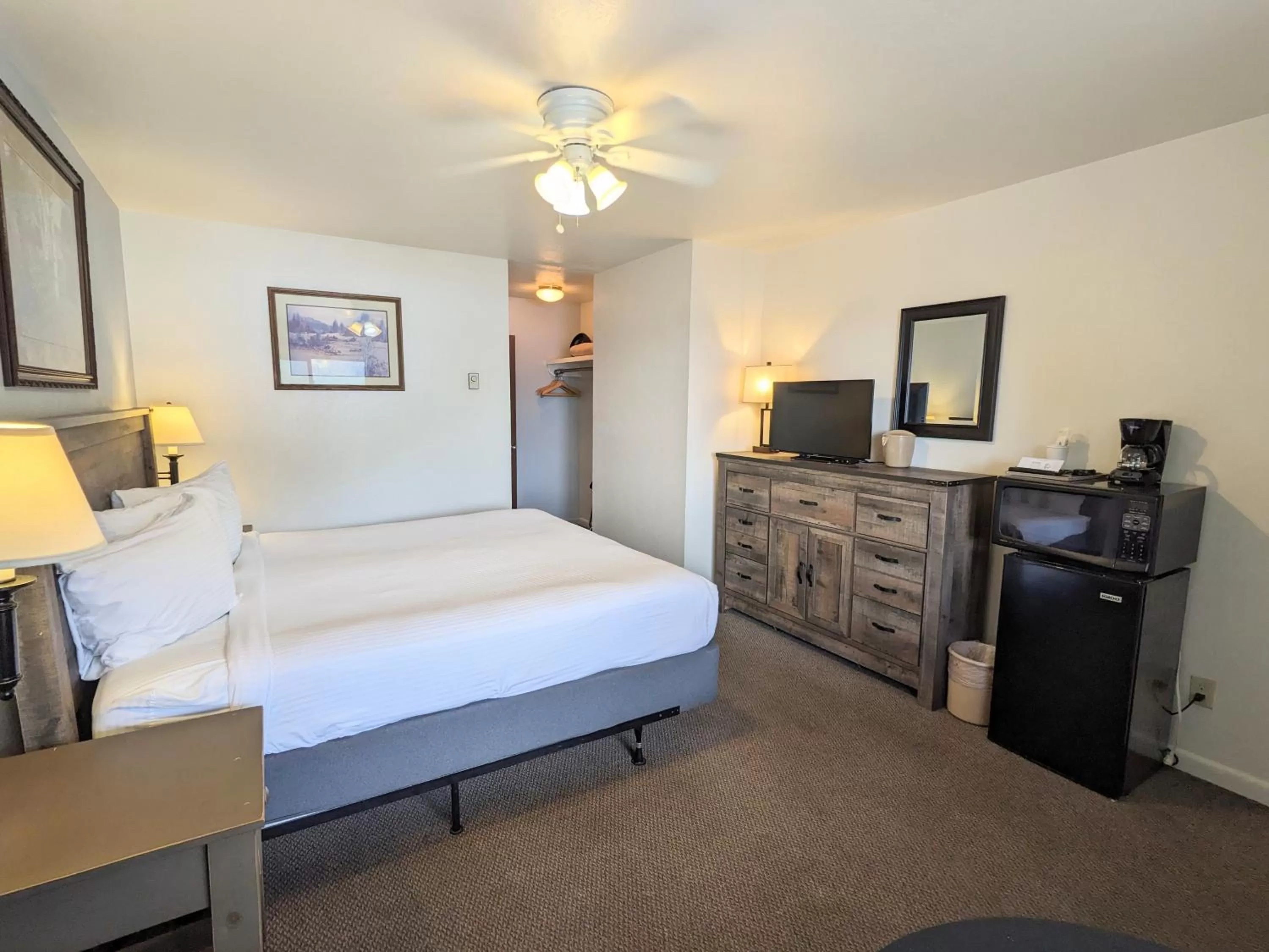 Bedroom, Bed in Western Riviera Lakeside Lodging