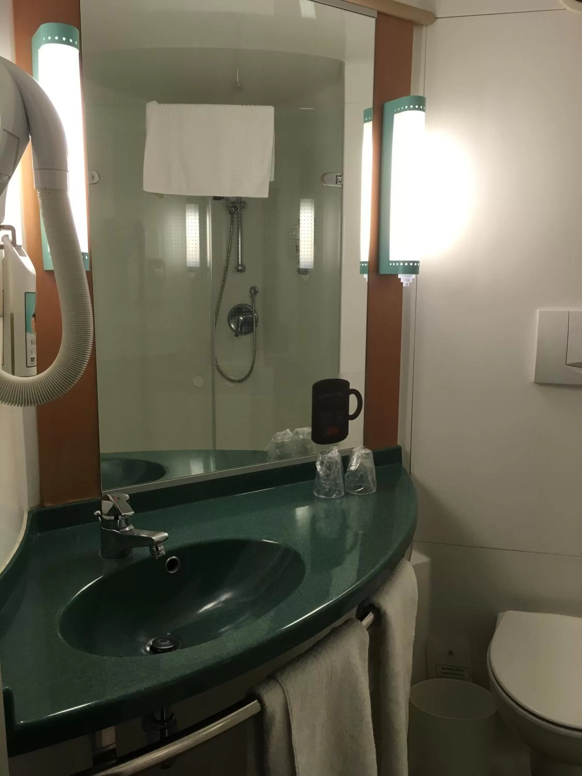 Toilet in ibis Abbeville