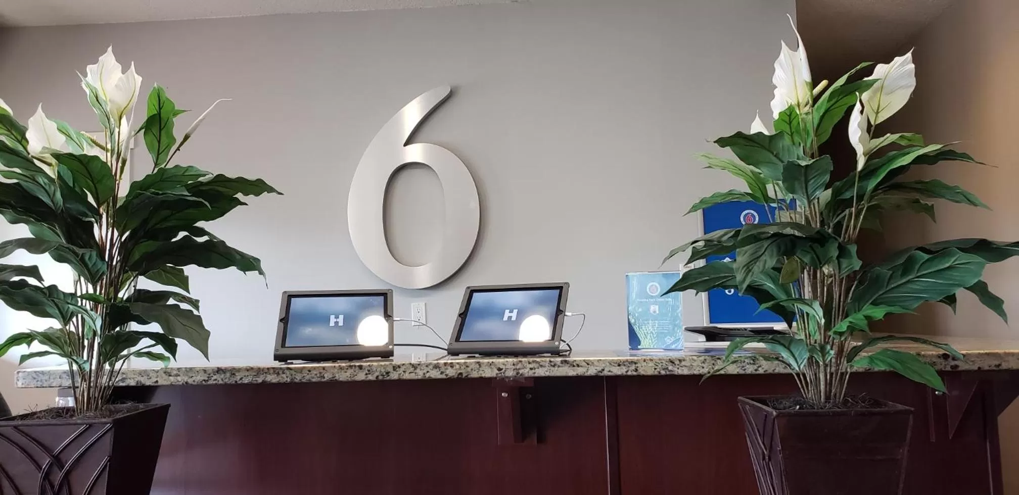 Lobby or reception in Motel 6 Brooks AB