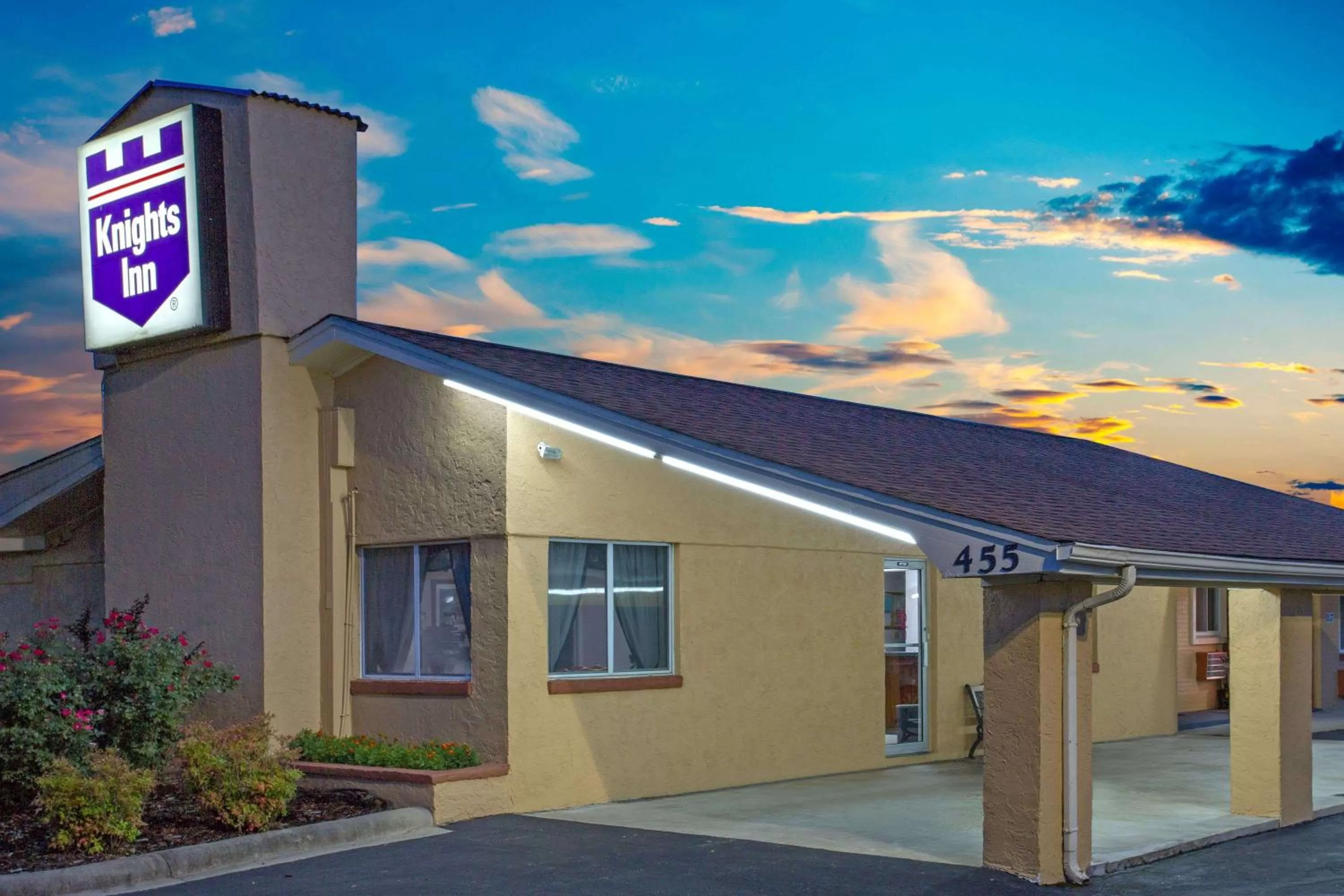 Property building in Knights Inn Mount Airy