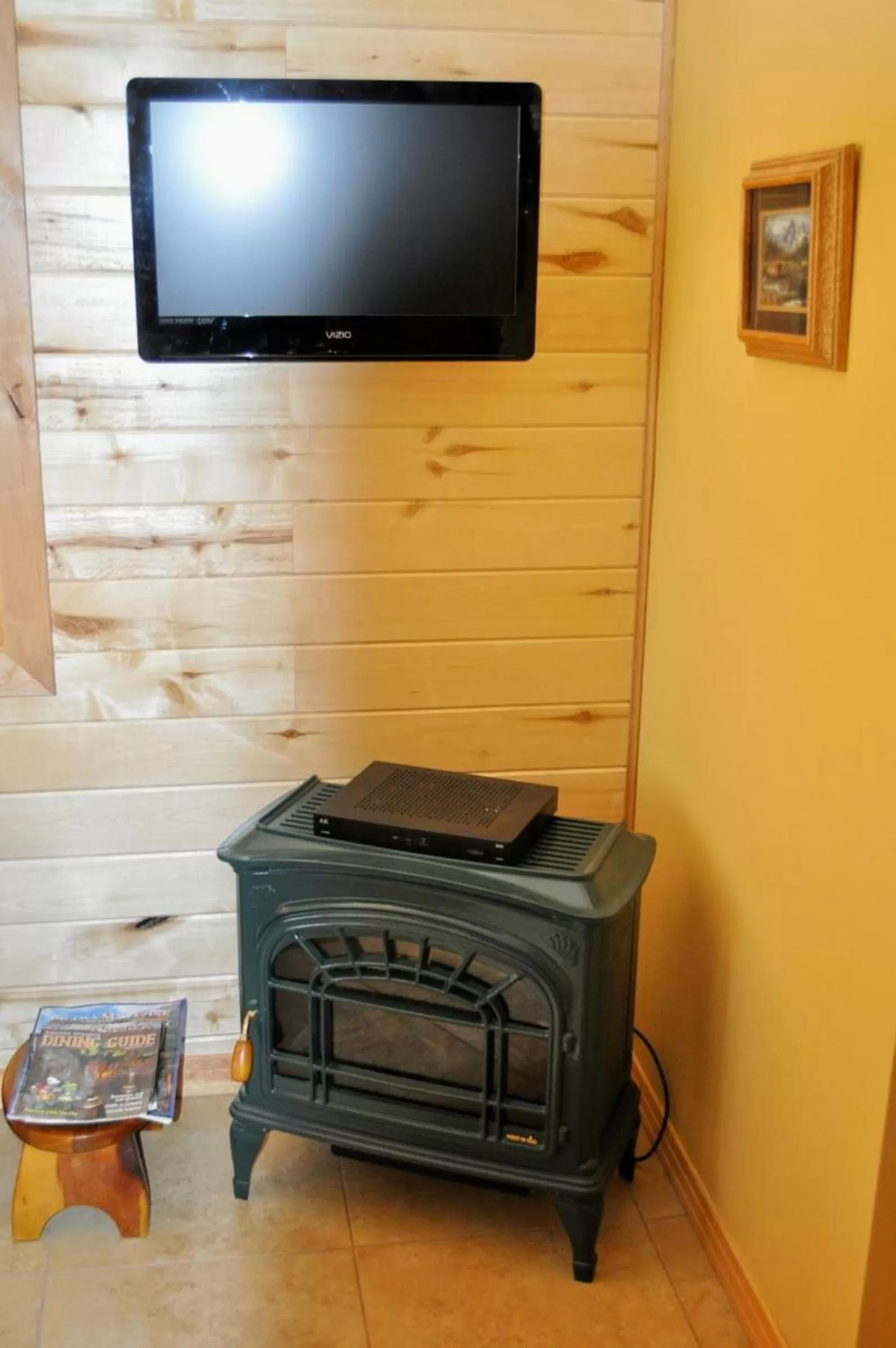 Bedroom, TV/Entertainment Center in Elktrace Bed and Breakfast