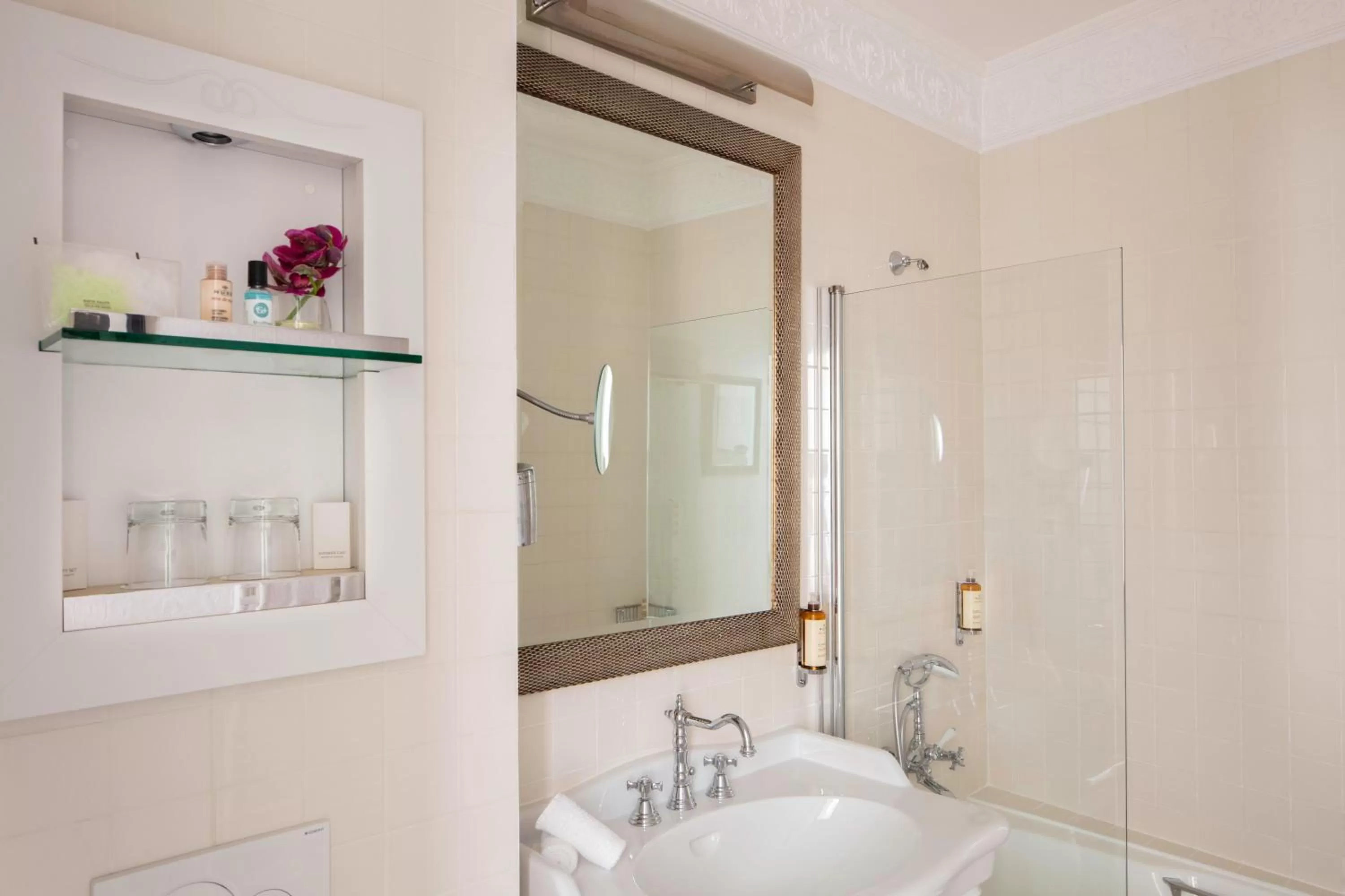 Bathroom in Le 123 Elysees - Astotel