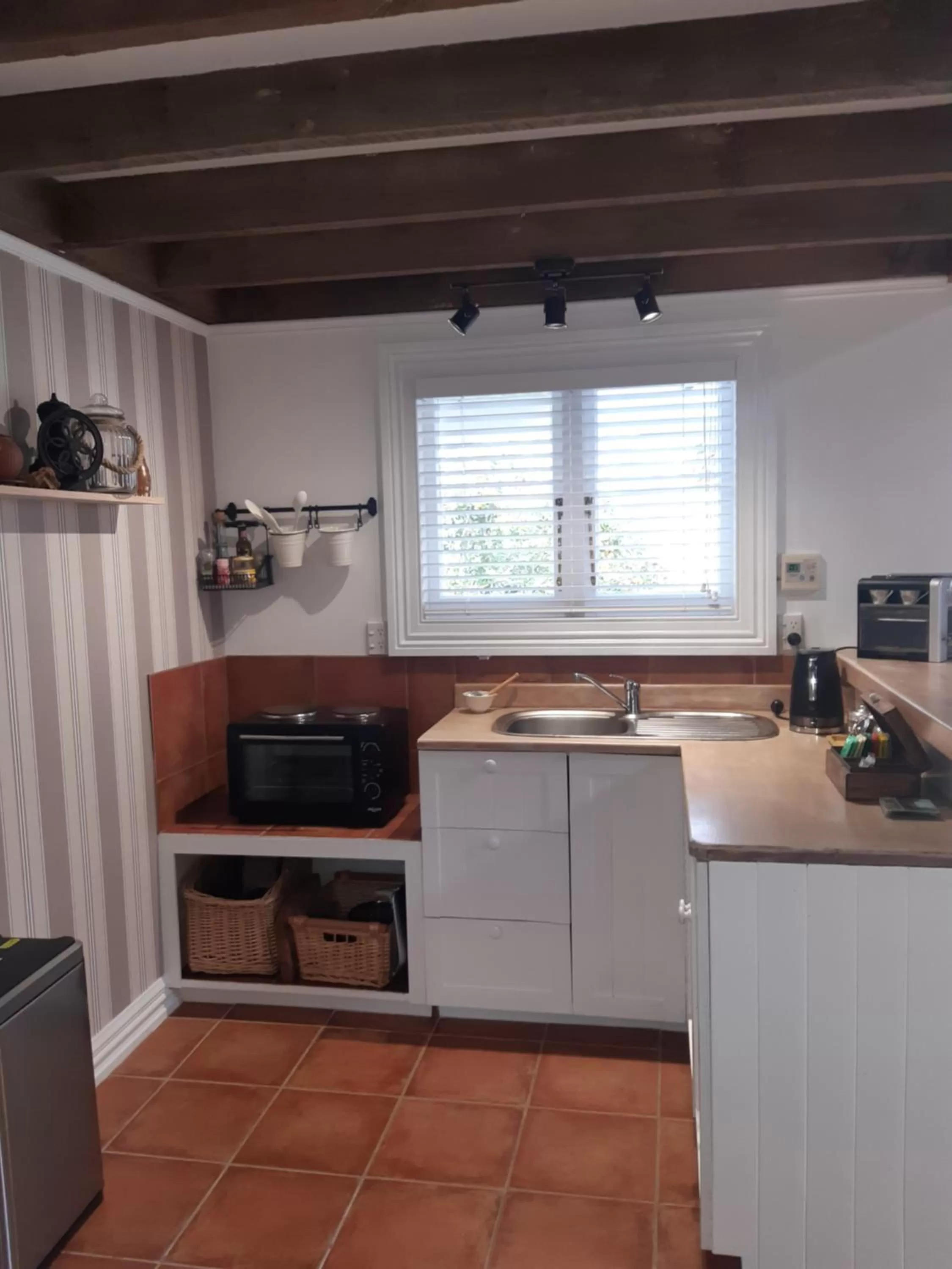 Kitchen or kitchenette in Harbour View Cottage