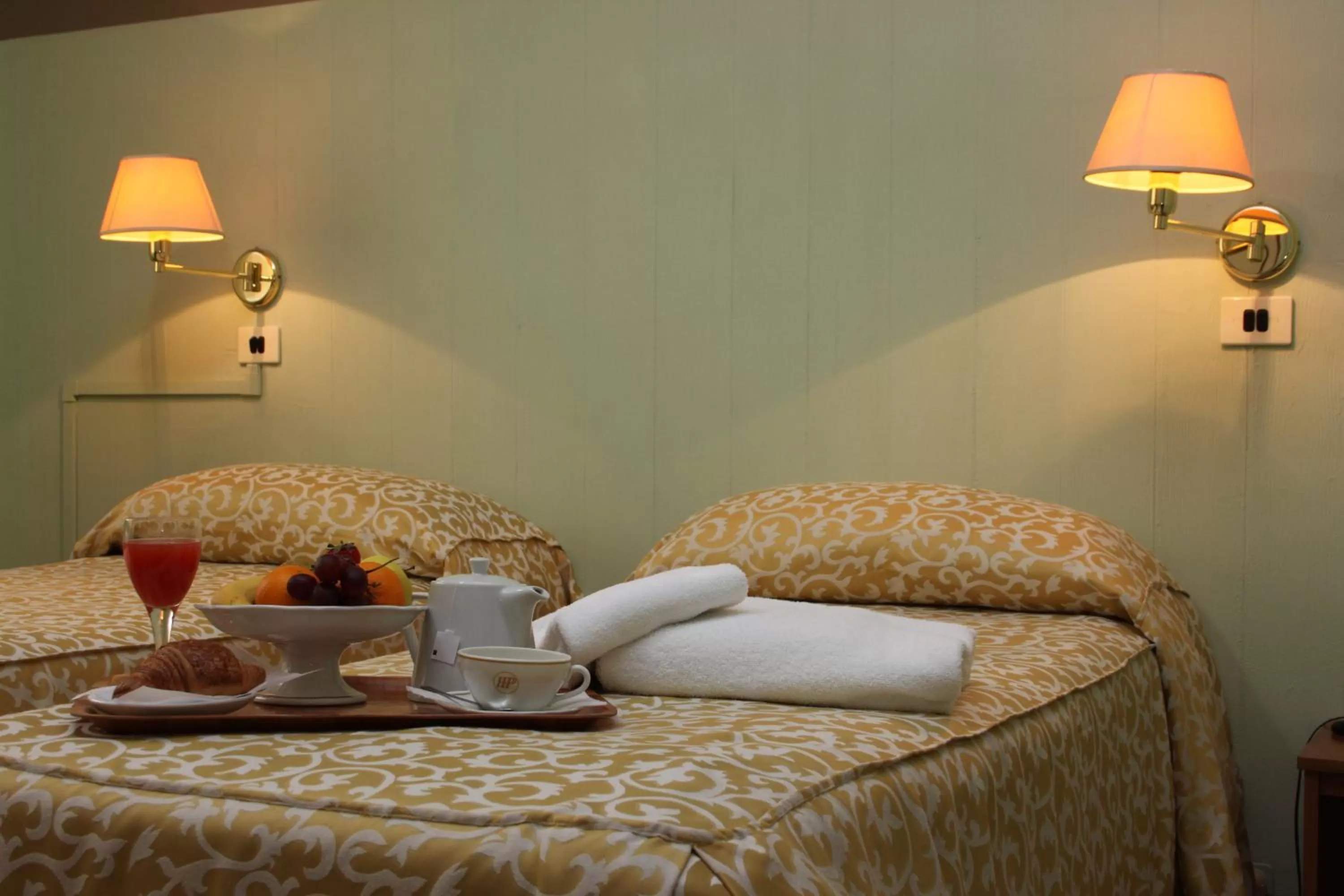 Bedroom, Bed in Hotel Plaza