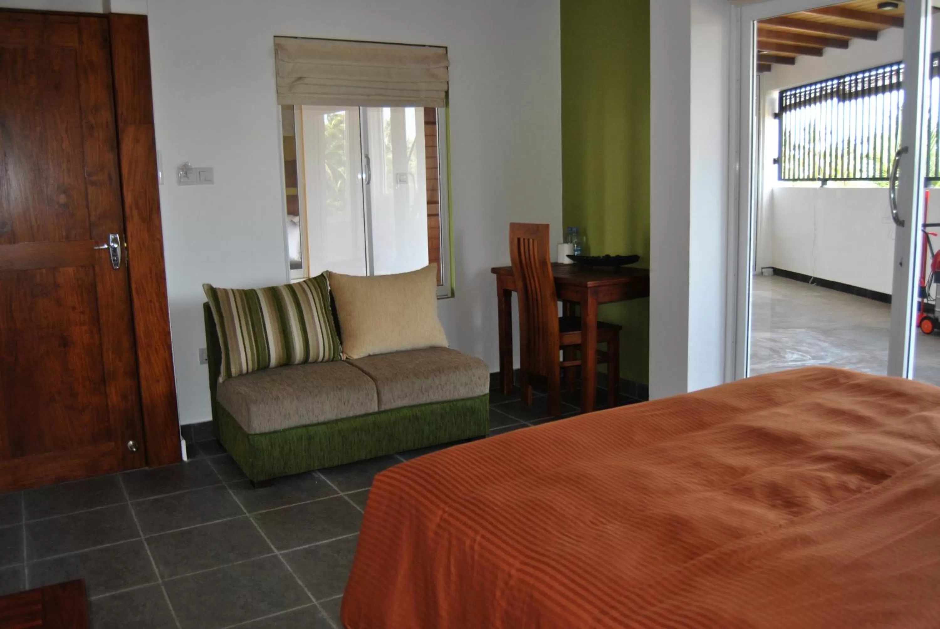 Seating area, Bed in The Canoe