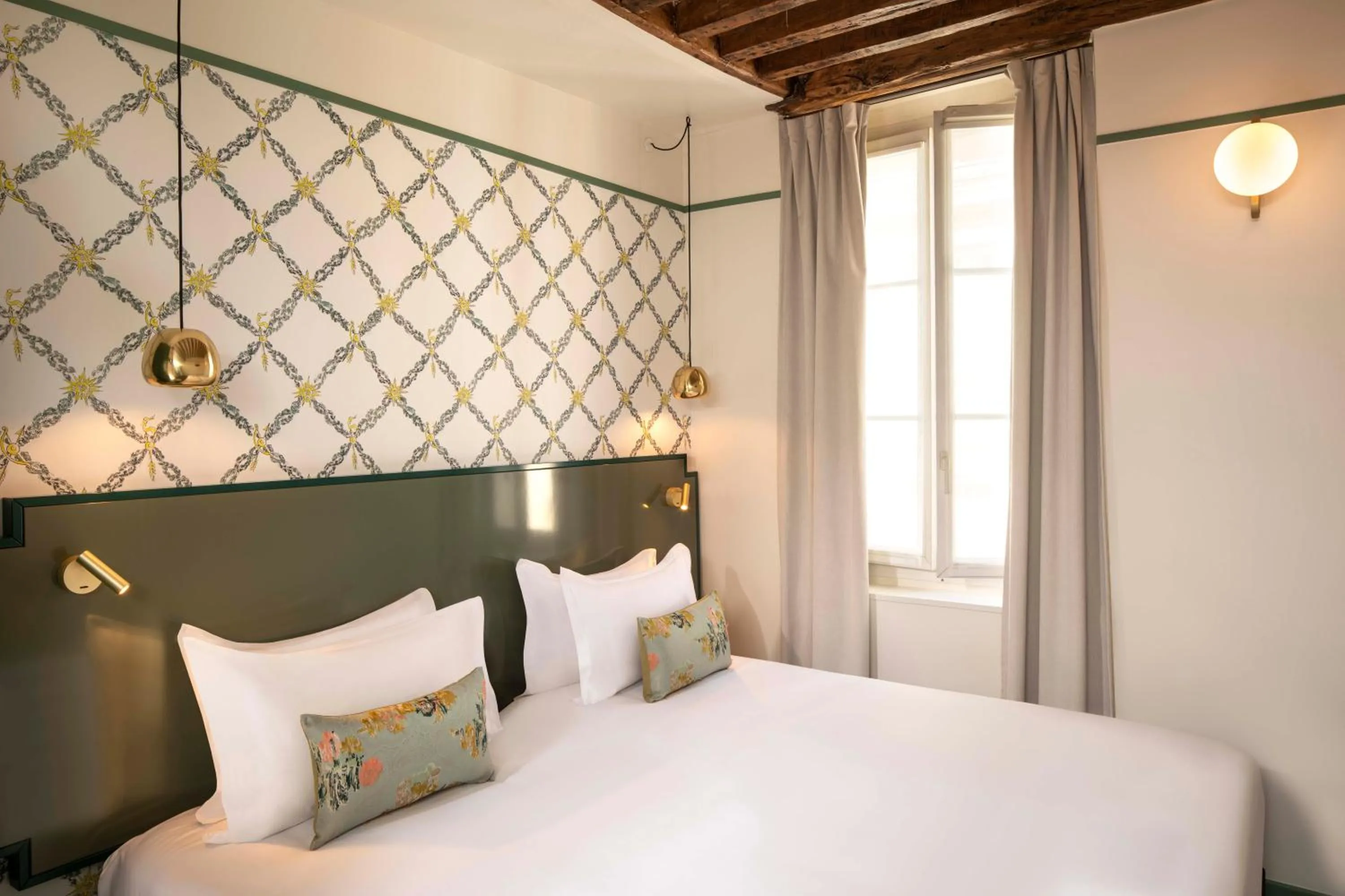 Bed in Hotel des Deux-Iles - Notre-Dame