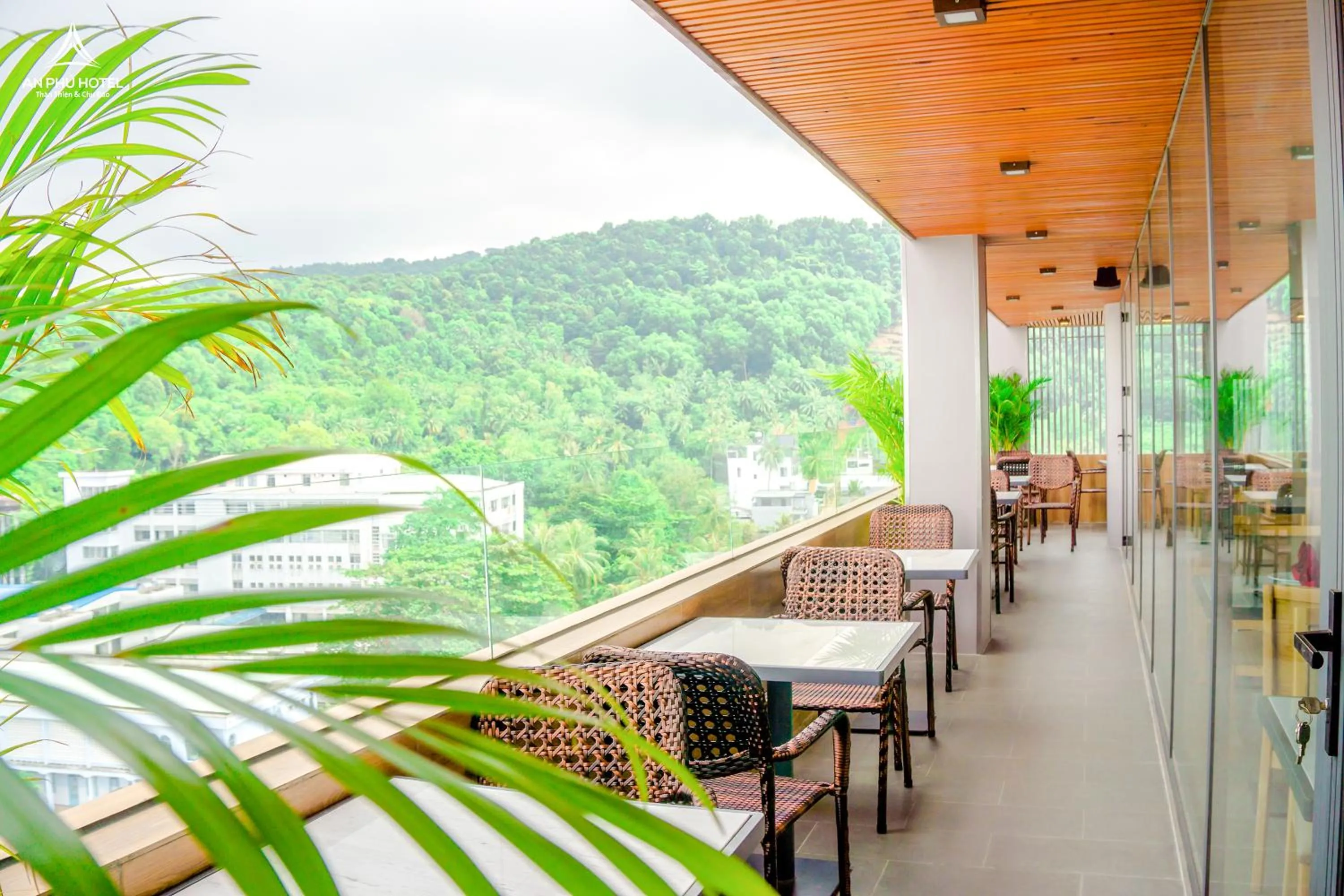 Restaurant/places to eat in An Phu Hotel