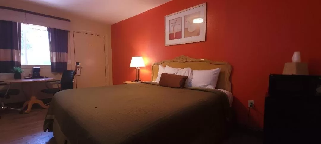 Photo of the whole room, Bed in Lakeview Inn