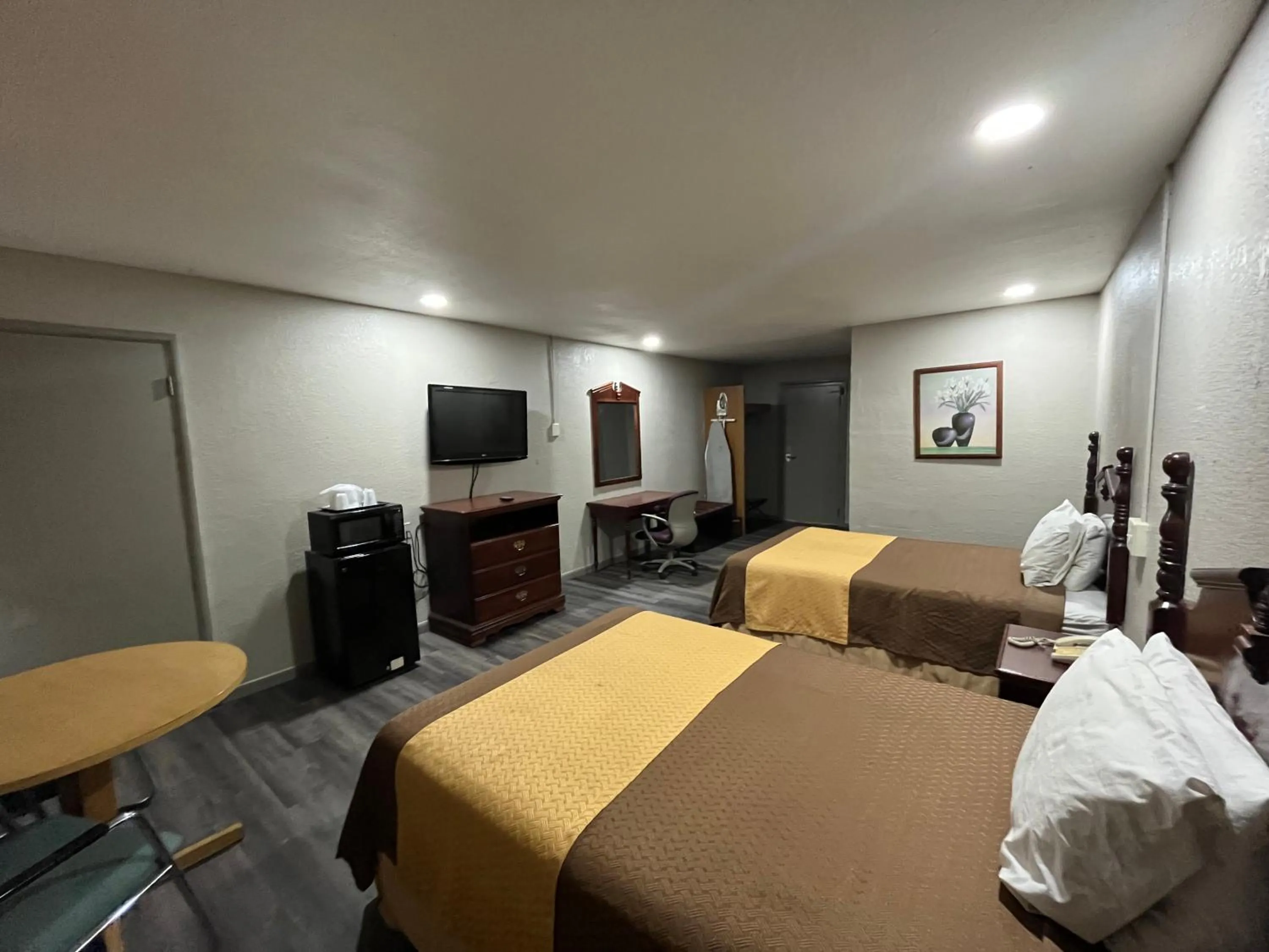 TV and multimedia, Bed in Mid Towne Inn & Suites