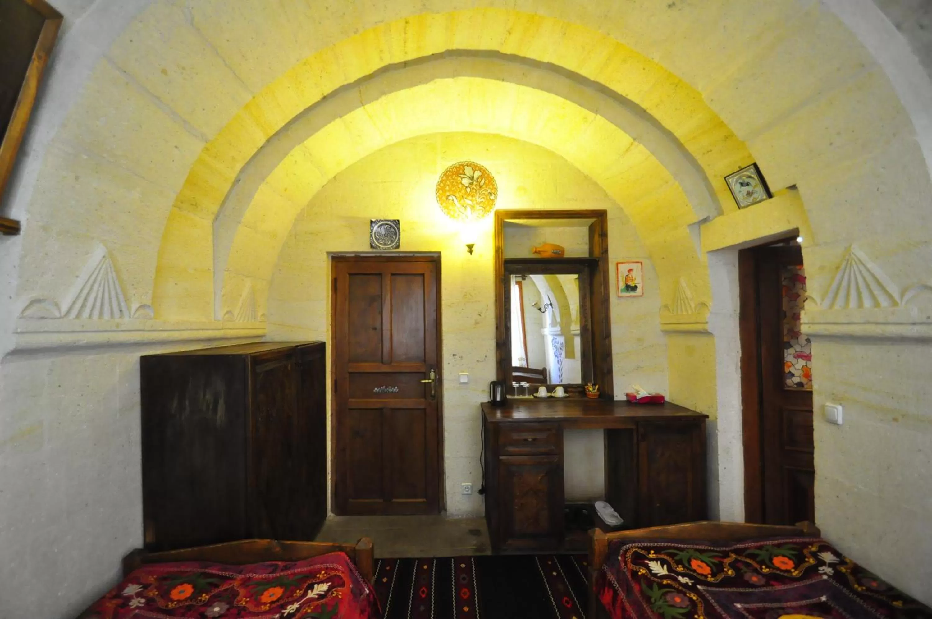 Photo of the whole room, Bed in Kismet Cave House