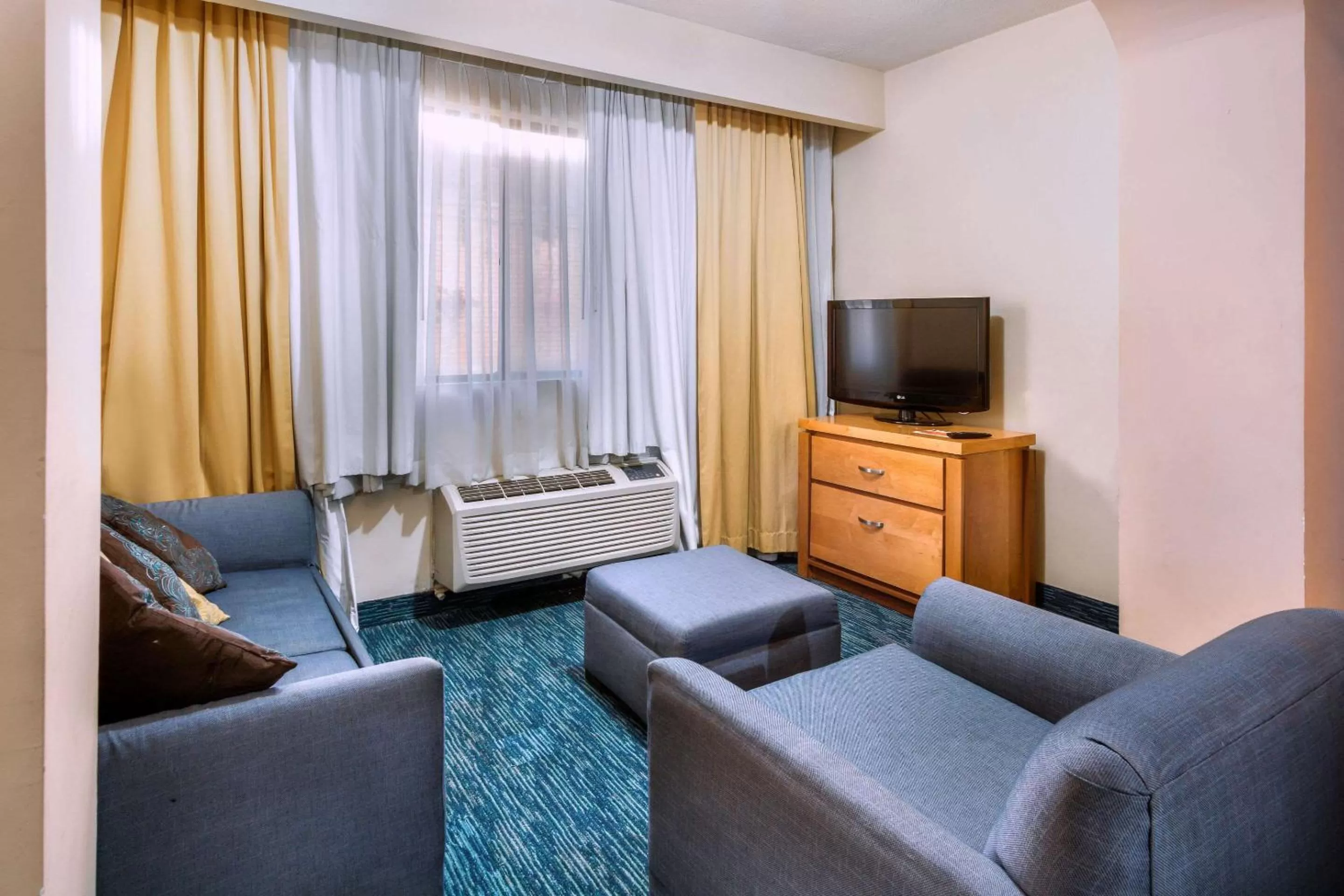 Photo of the whole room, Seating Area in Quality Inn & Suites Saltillo Eurotel