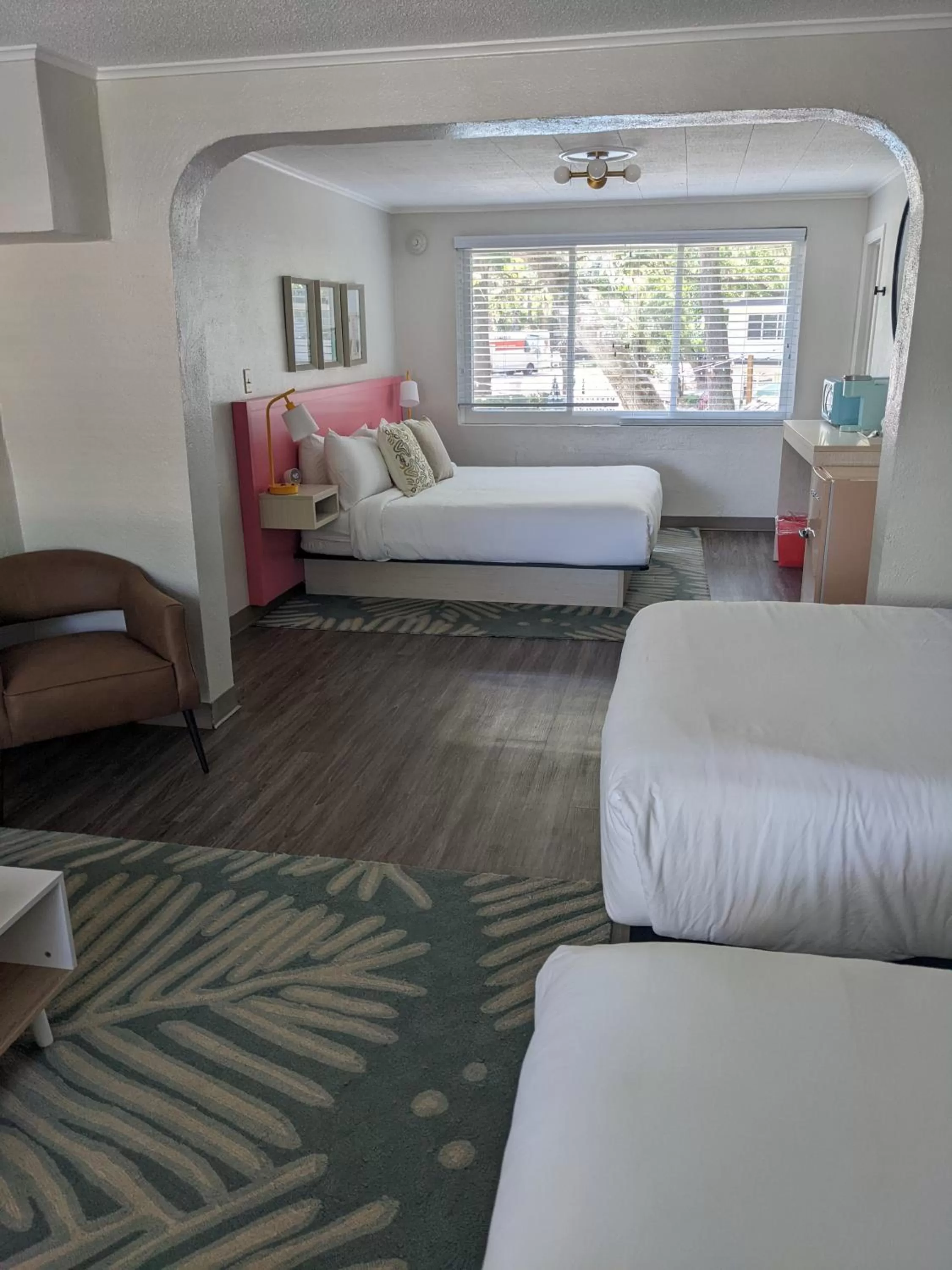 Photo of the whole room, Bed in Queen's Court Inn