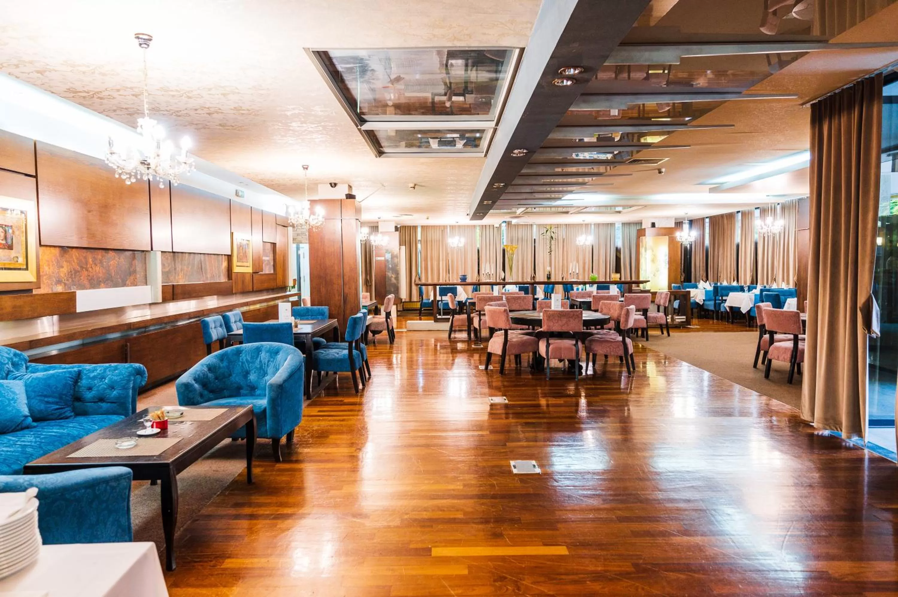 Restaurant/places to eat in Hotel Holiday