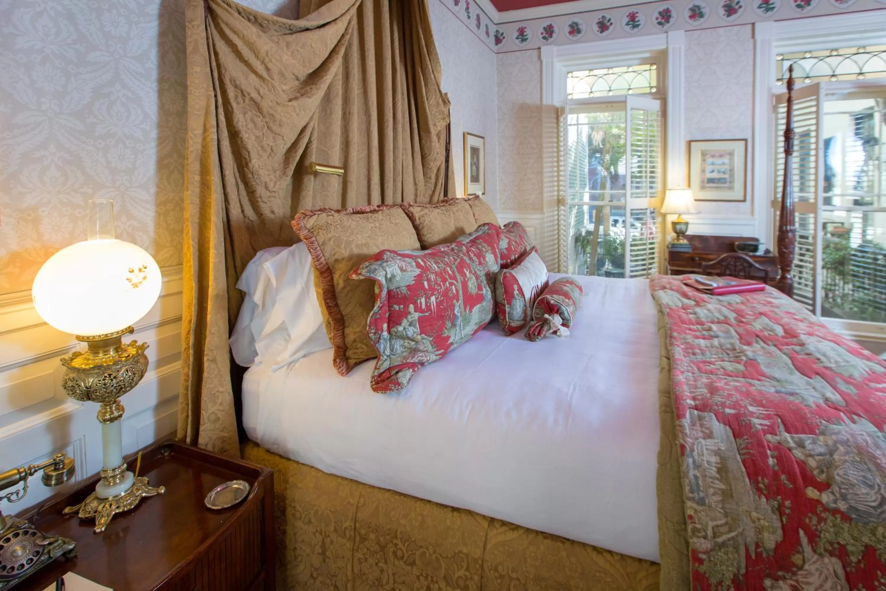 Bed in Ballastone Inn