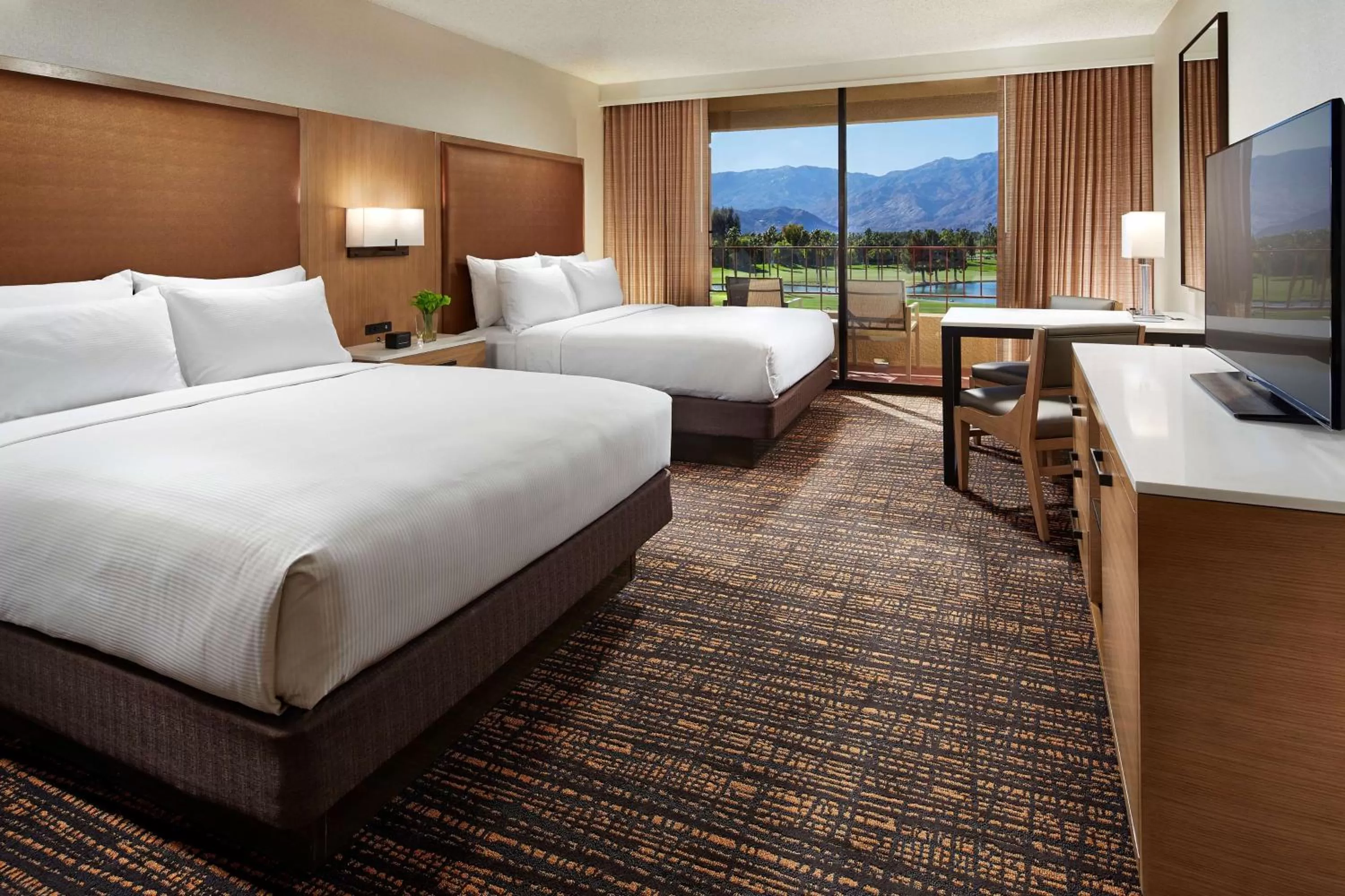 Bed in DoubleTree by Hilton Golf Resort Palm Springs