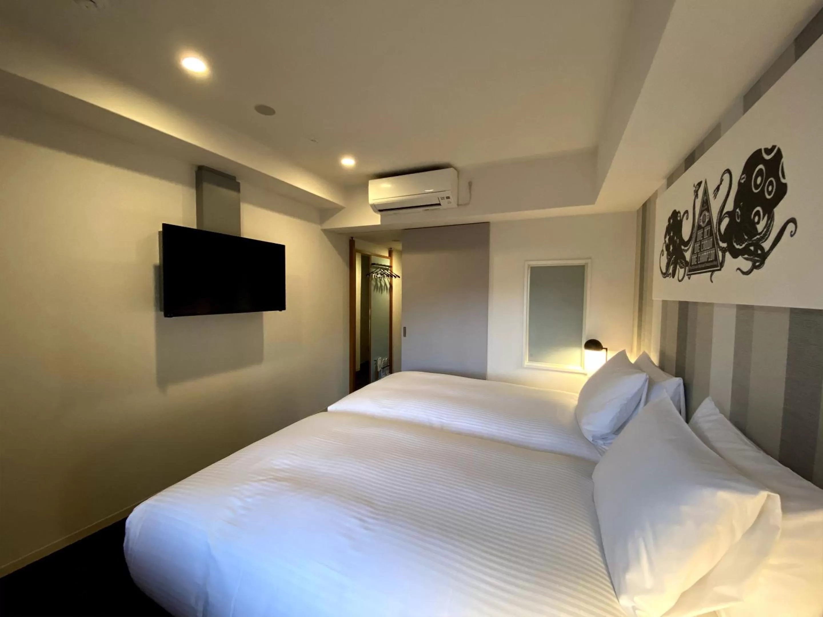 Bed in UMEDAHOLIC HOTEL
