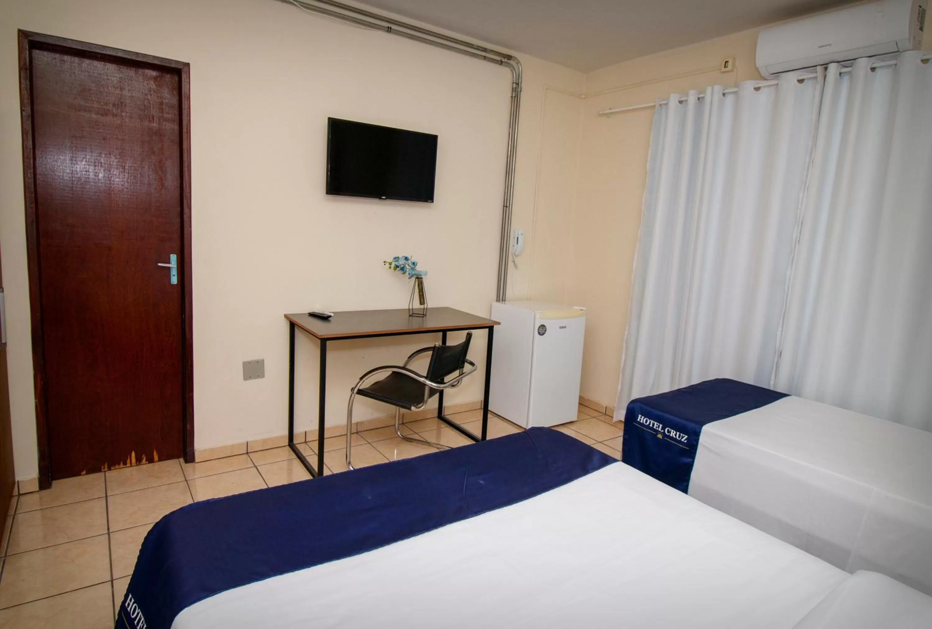 Bedroom, TV/Entertainment Center in Hotel Cruz Divinópolis - By UP Hotel