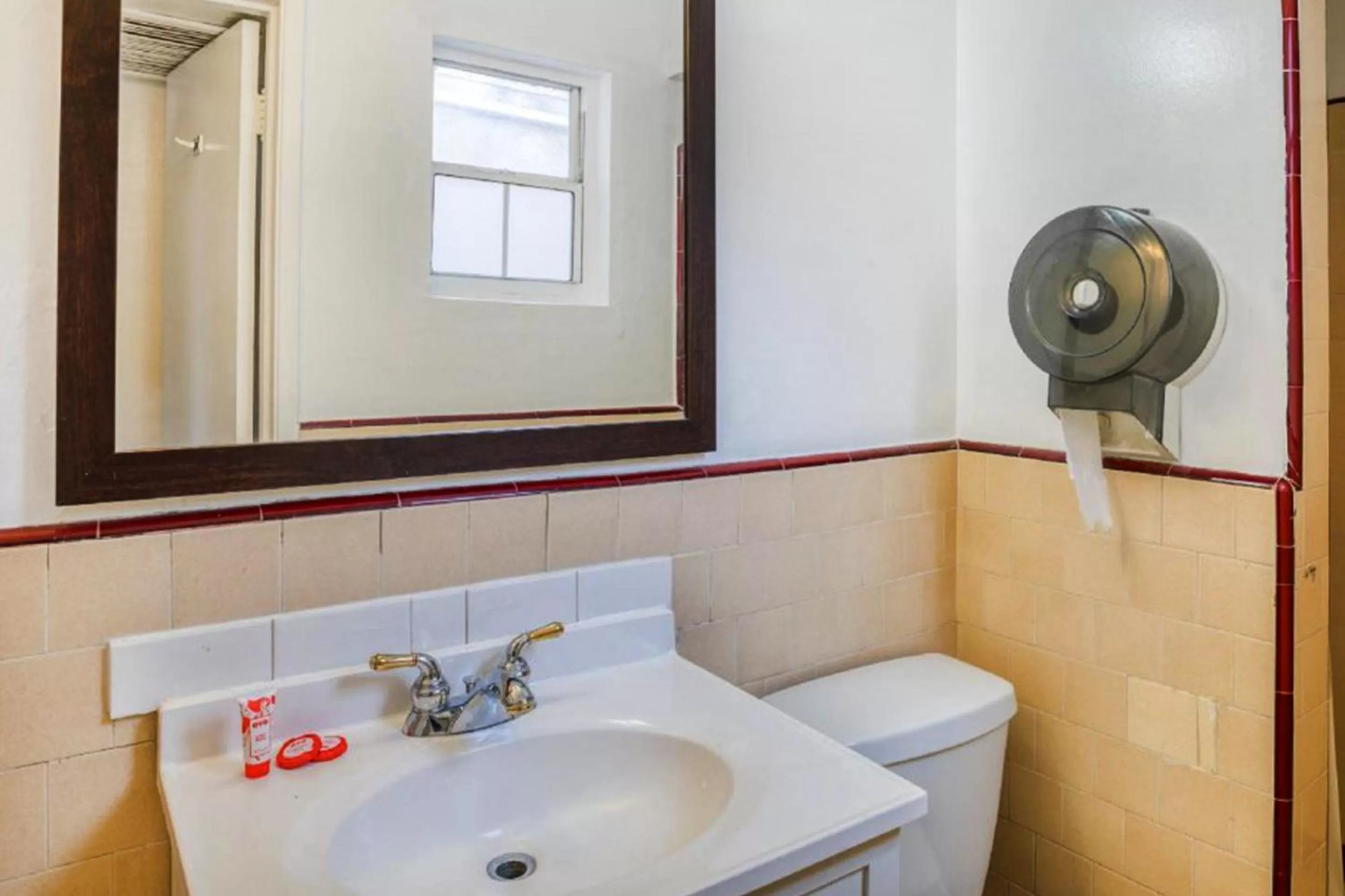 Bathroom in OYO Gateway Motel Las Vegas North Strip Fremont St Area