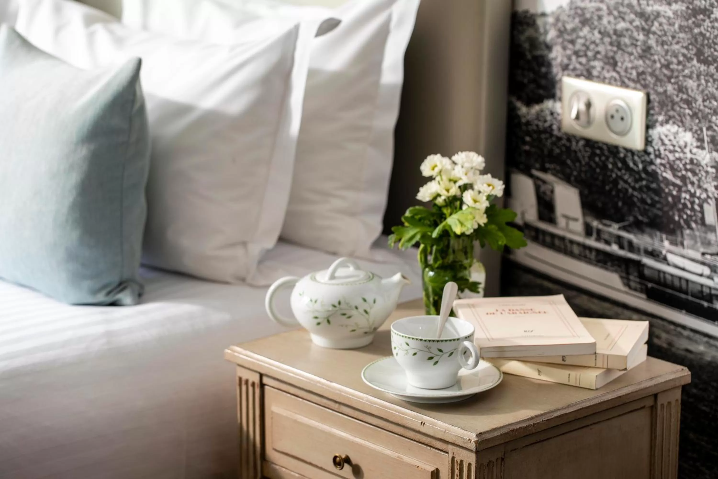 Bed in Hotel Plaza Elysées