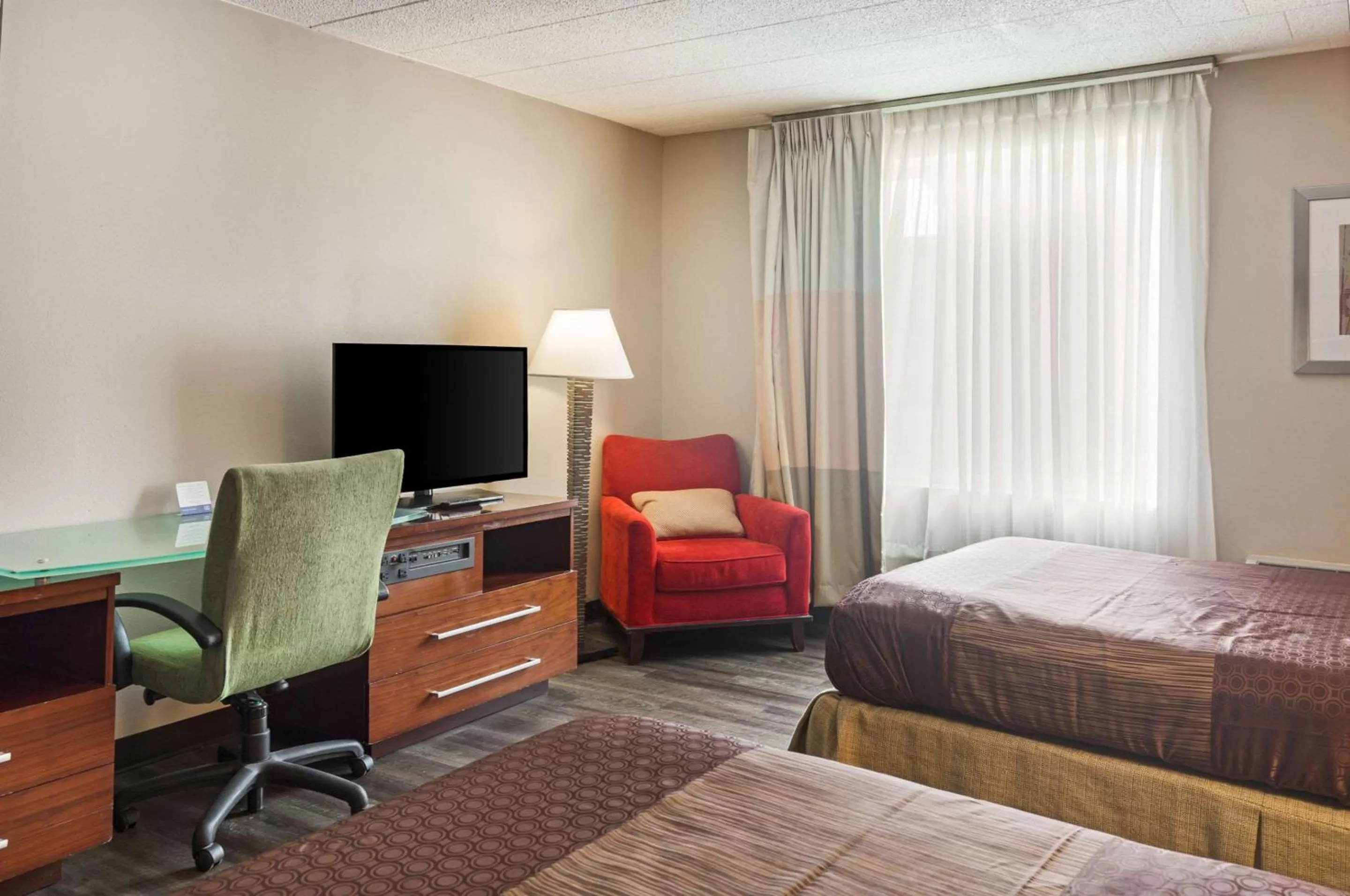 Photo of the whole room, Bed in Fairmount Inn & Suites - Stroudsburg, Poconos