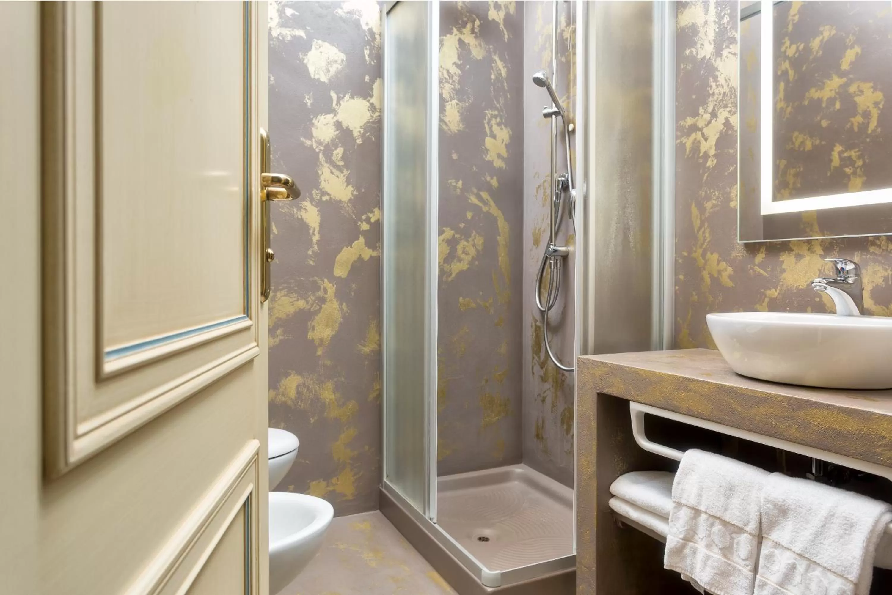 Shower in Hotel Conterie