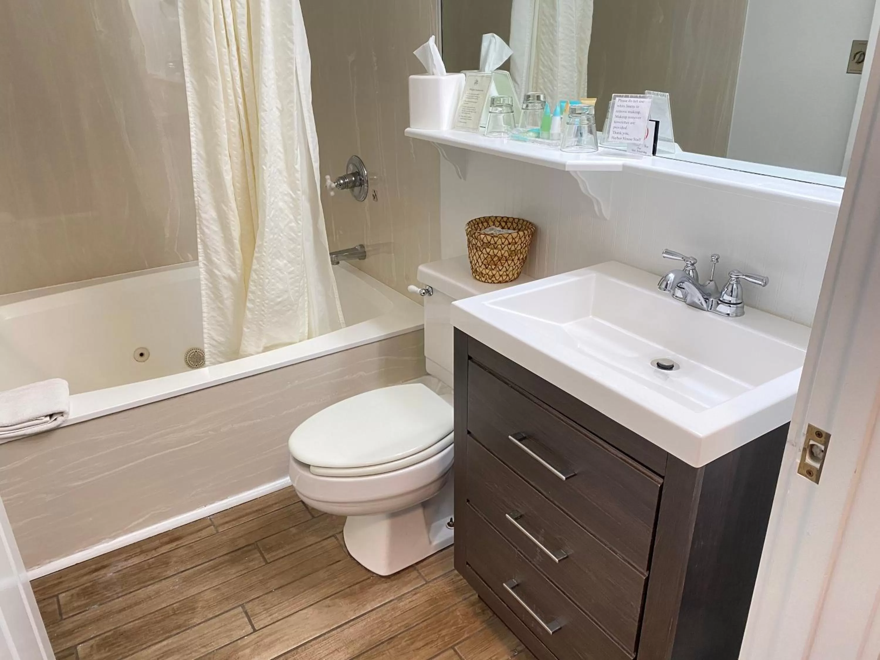 Bathroom in Harbor House Inn