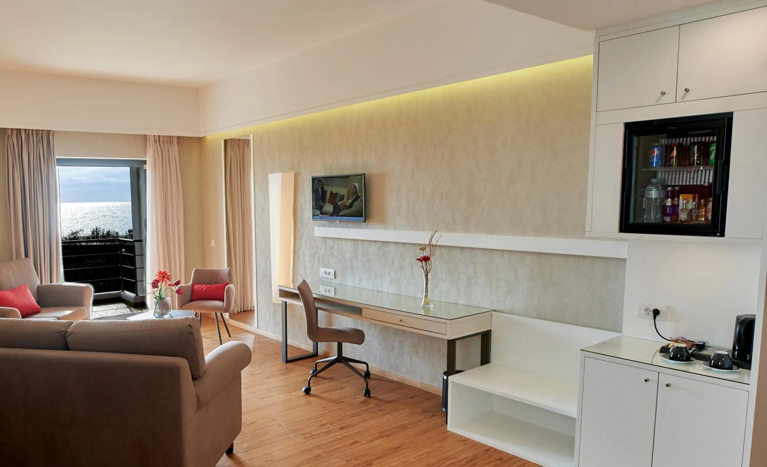 Coffee/tea facilities in Ramada Plaza by Wyndham Thraki