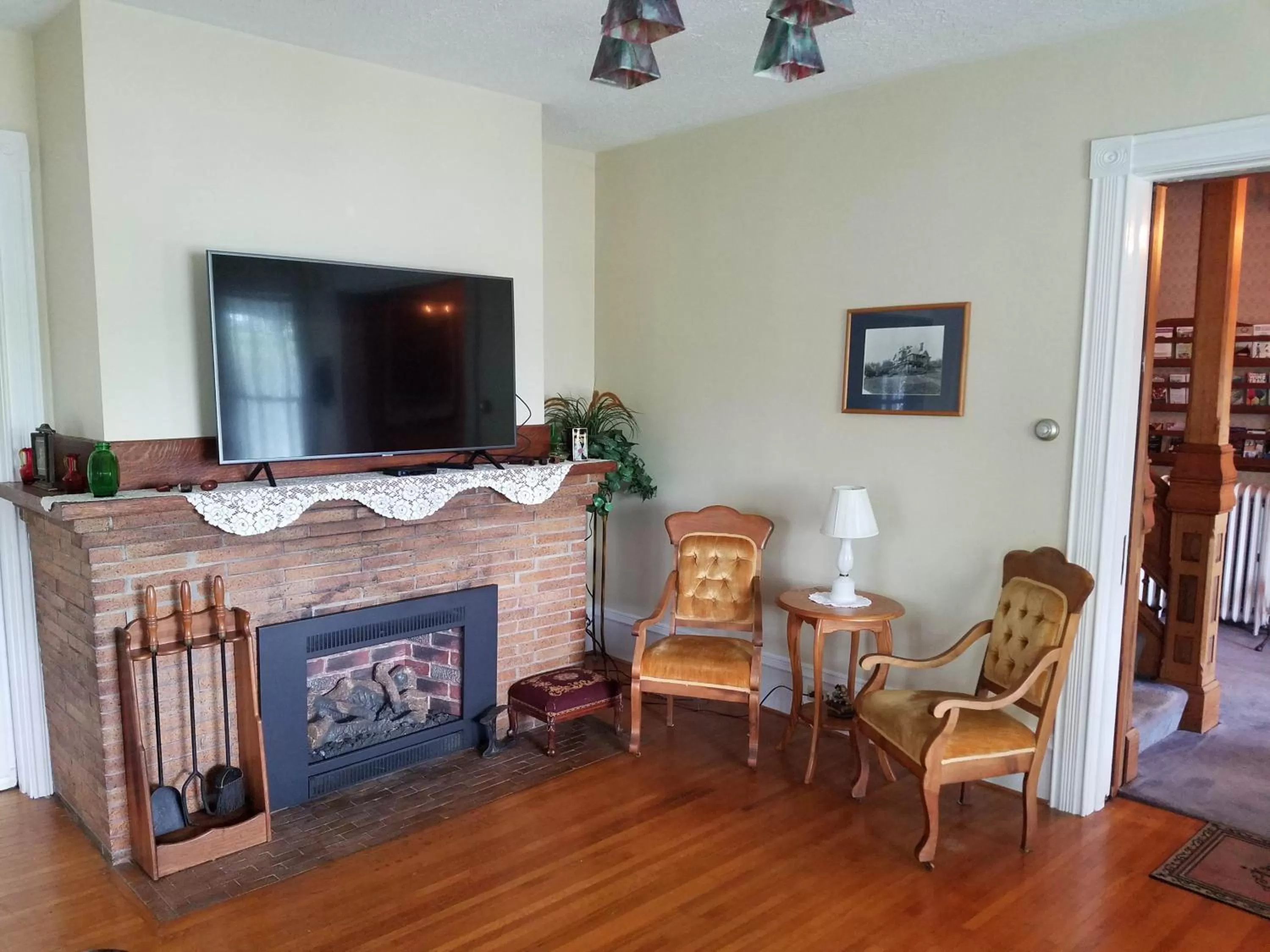 Communal lounge/ TV room, TV/Entertainment Center in Hudson Manor Bed & Breakfast