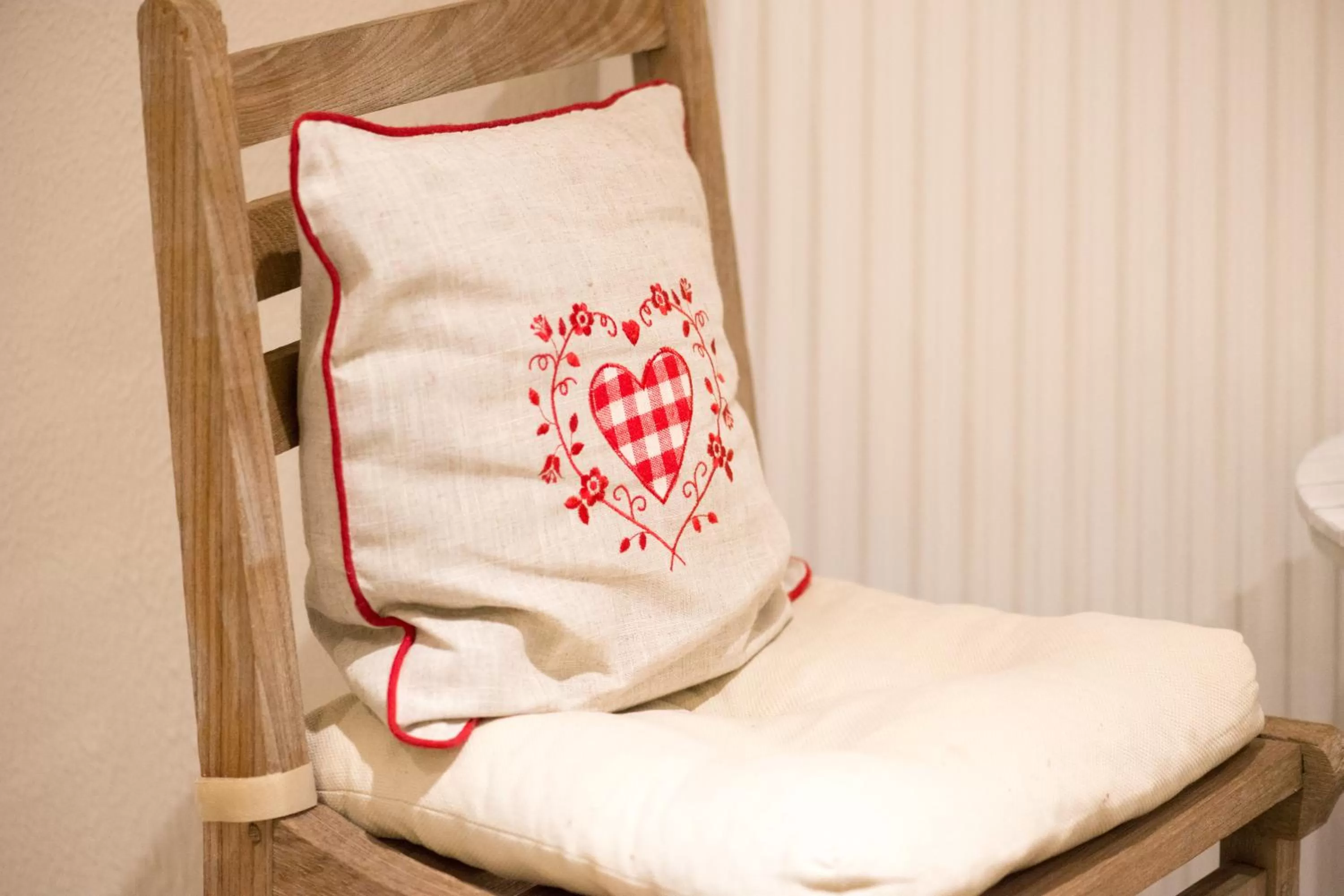 Decorative detail in Maison d'hôtes Aux Deux Cigognes